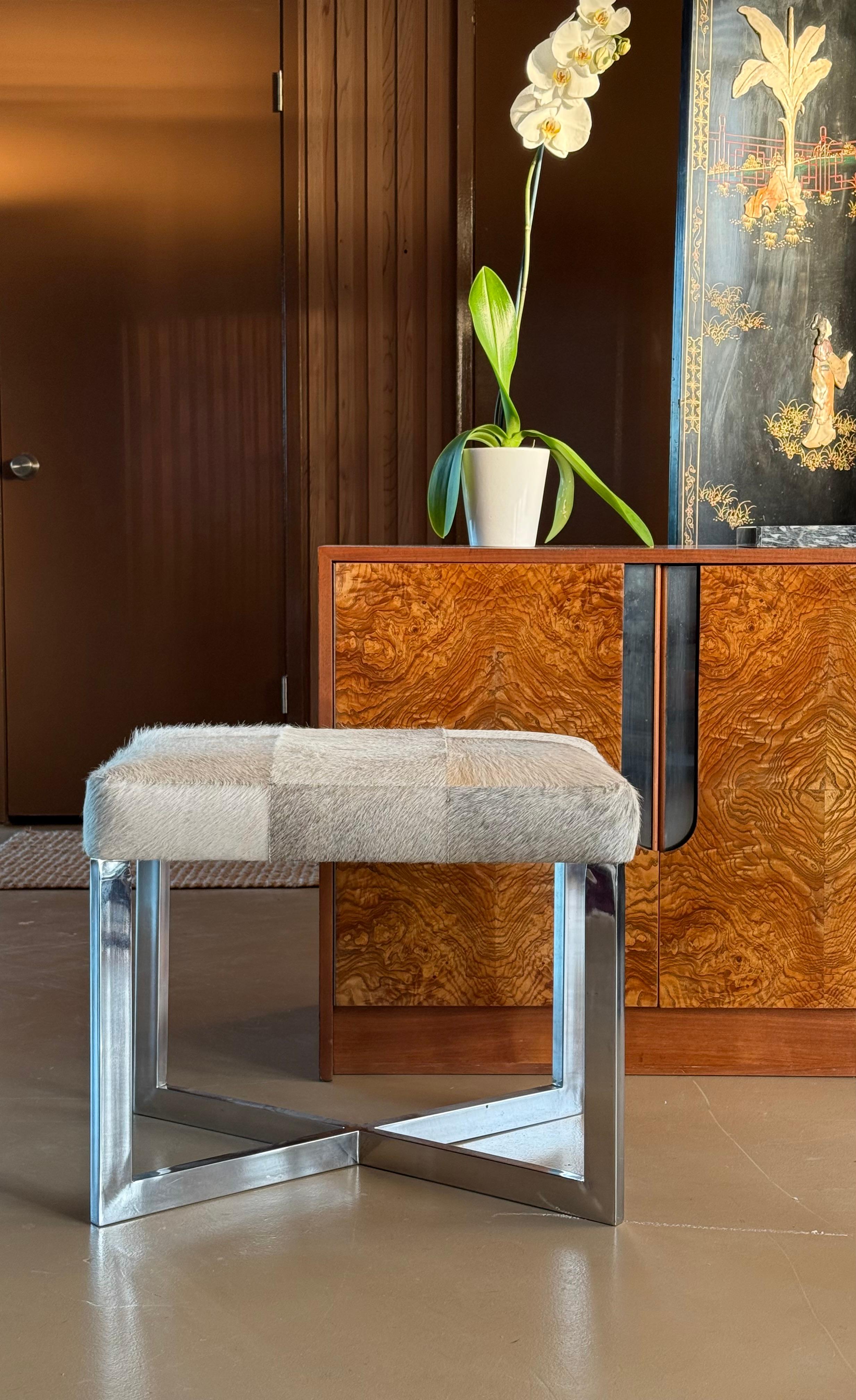 Ottoman moderniste en cuir de vache et chrome, 20e siècle. en vente 7