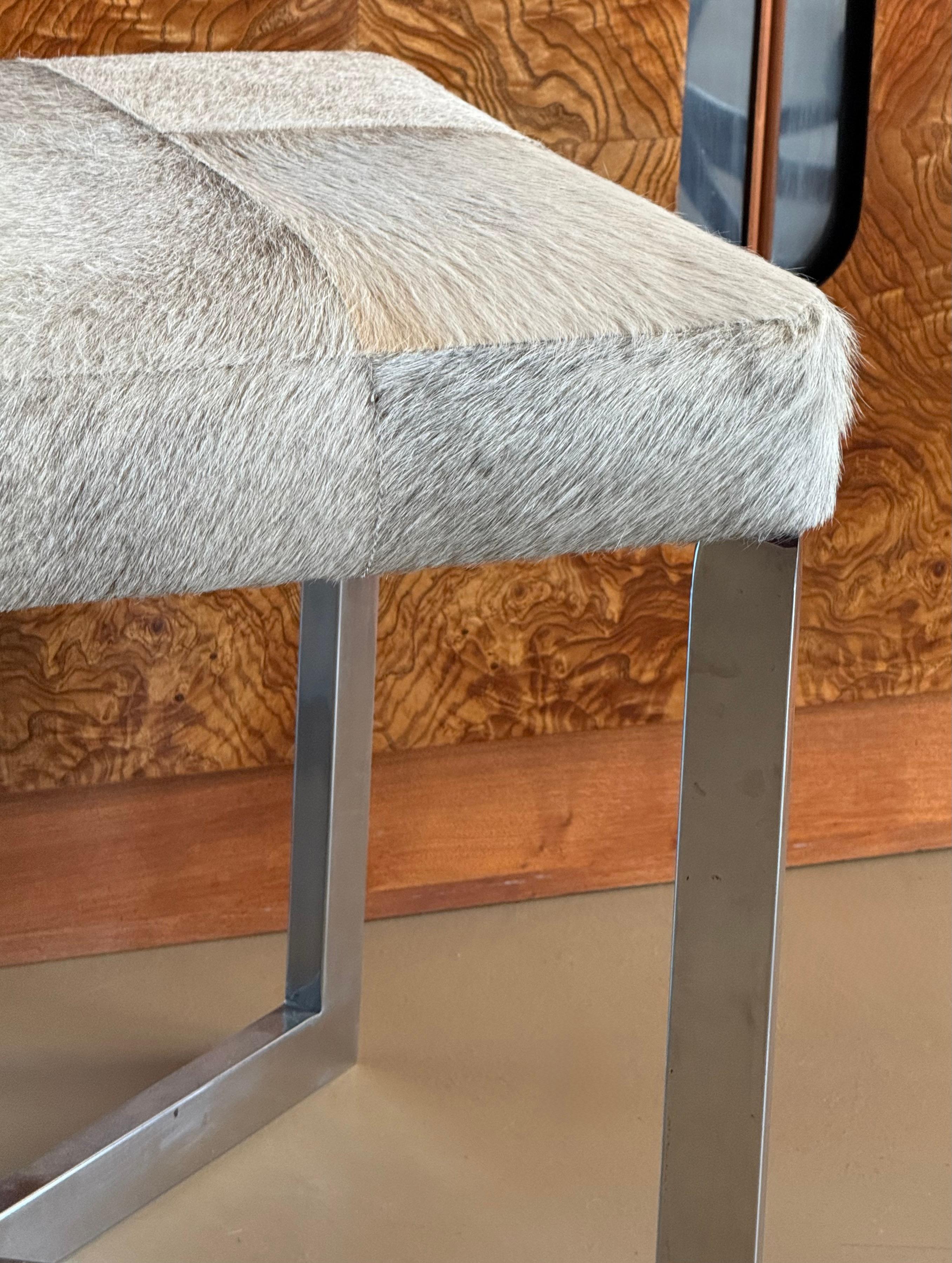 Ottoman moderniste en cuir de vache et chrome, 20e siècle. en vente 8