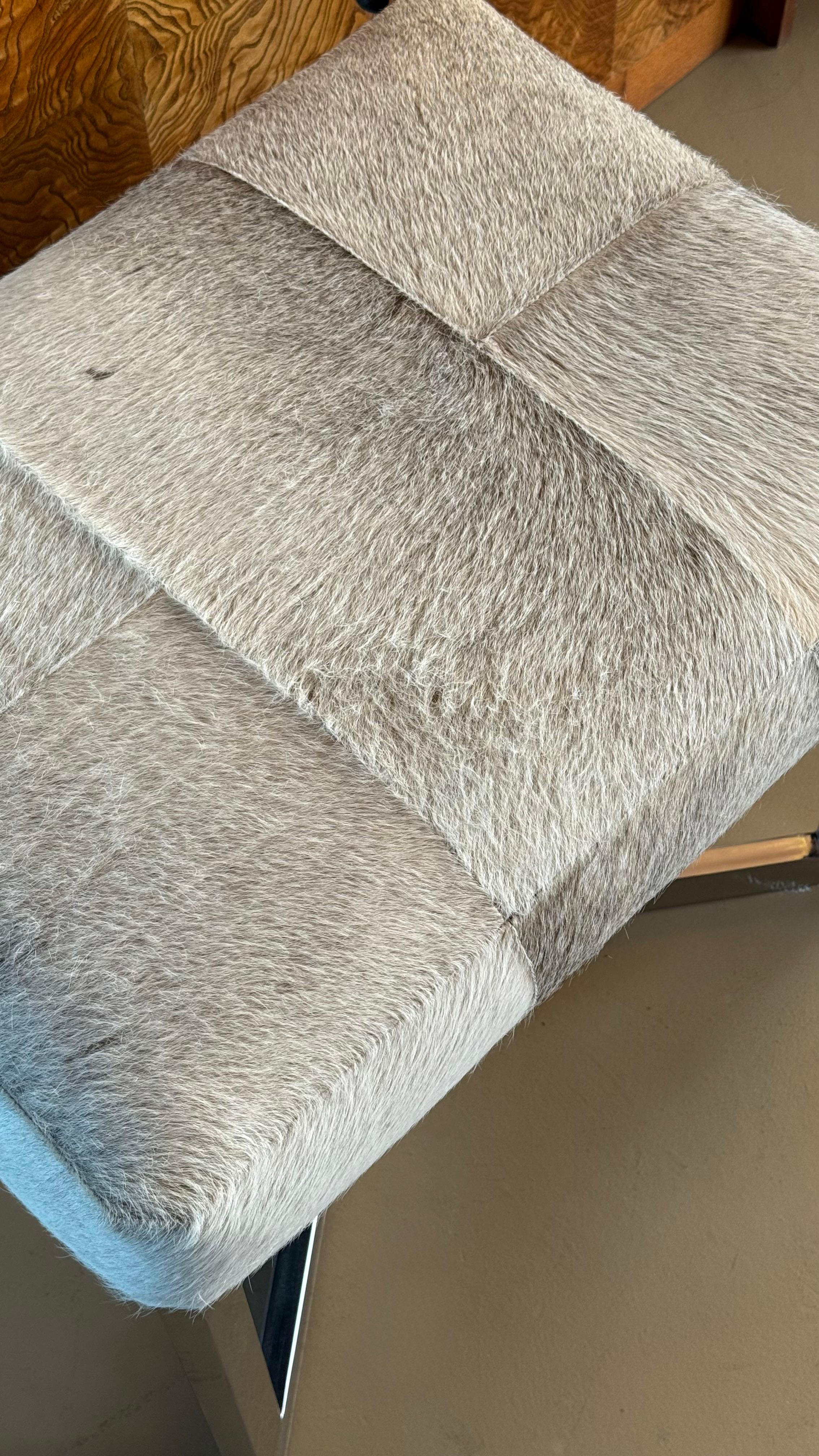 Ottoman moderniste en cuir de vache et chrome, 20e siècle. en vente 9