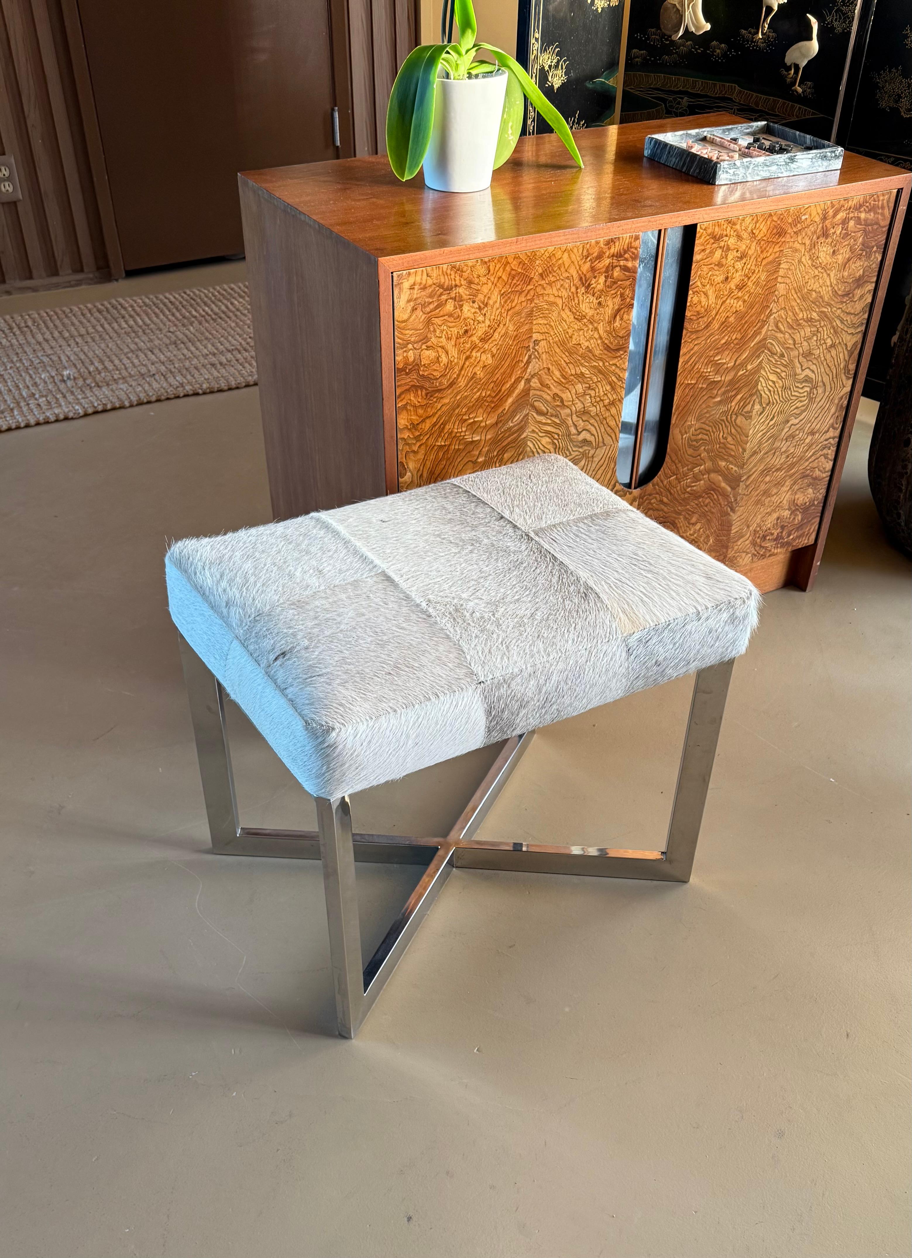 Ottoman moderniste en cuir de vache et chrome, 20e siècle. en vente 10