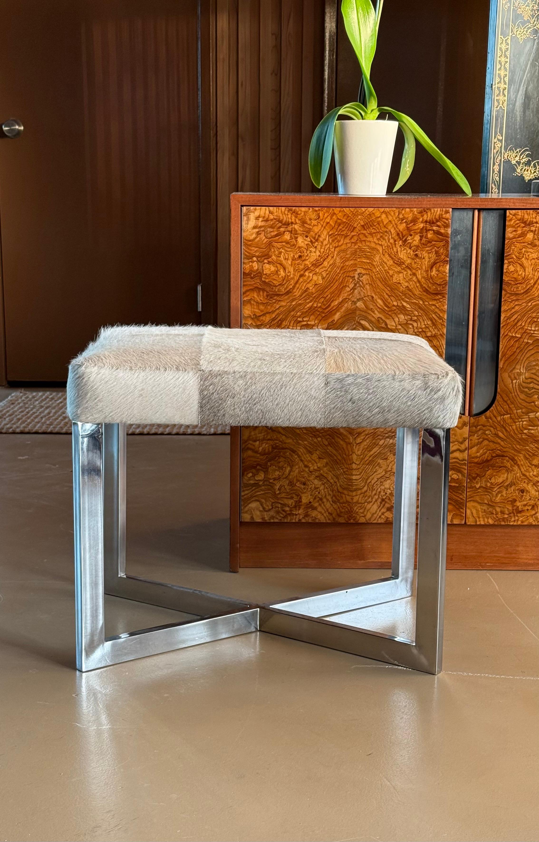 Ottoman moderniste en cuir de vache et chrome, 20e siècle. en vente 11