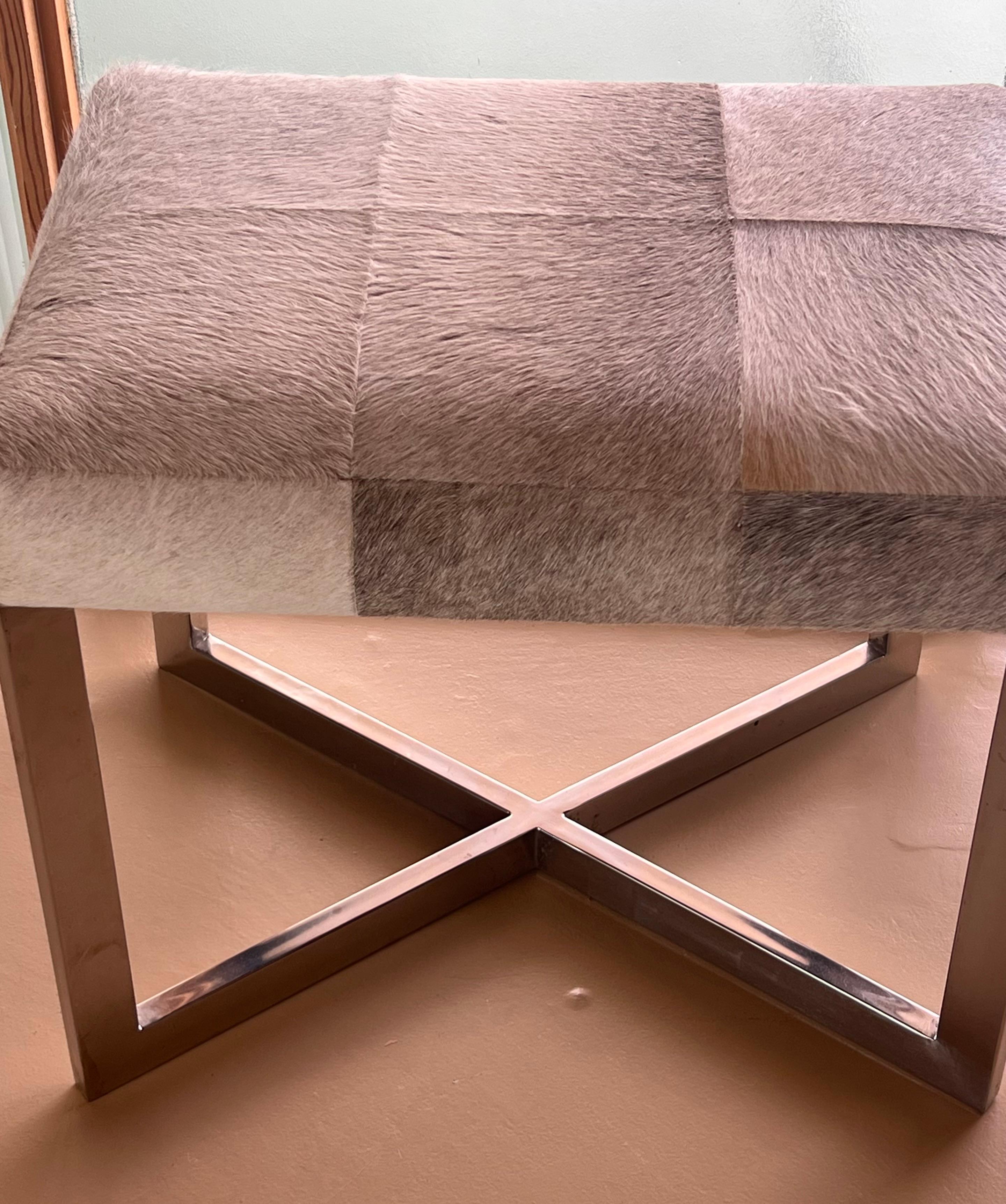 A modernist cowhide and chrome ottoman, 20th century. In Good Condition For Sale In View Park, CA