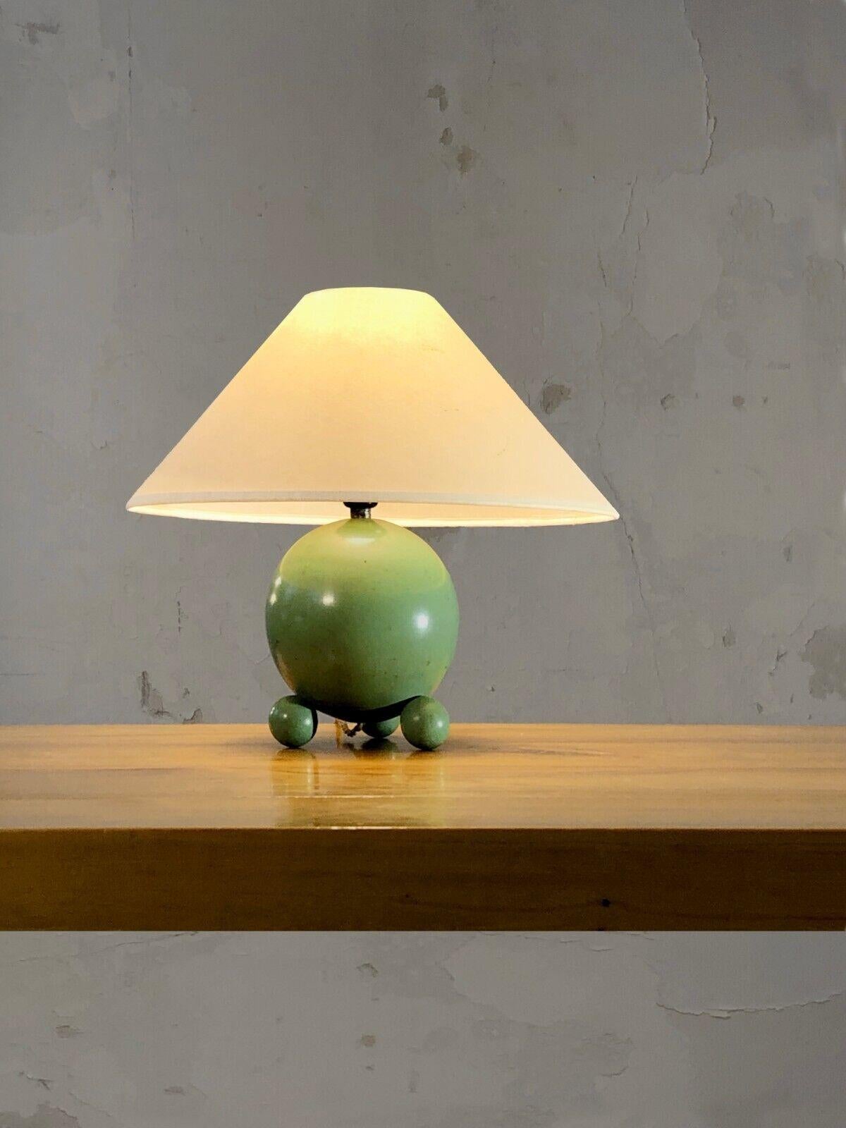 A rigorous spherical table lamp, Art-Deco, Modernist, Bauhaus, a sphere placed on 3 balls in celadon green lacquered solid wood, under a conical lampshade, to be attributed, France 1920-1930.

DIMENSIONS: H 26 x D 30 cm with lampshade in photo
Base