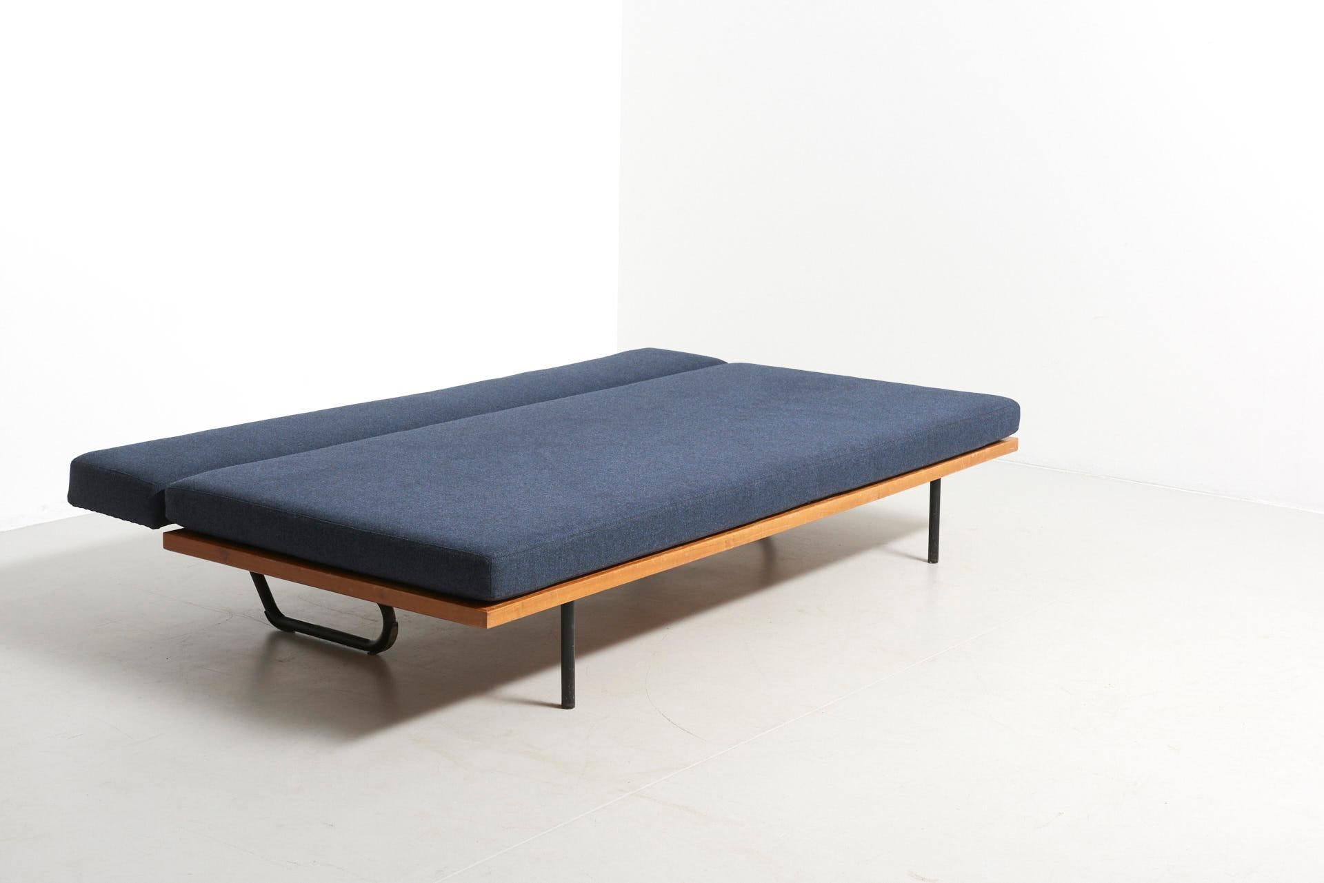 Ein Tagesbett aus Esche mit schwarzem Metallrahmen und neu gepolstert mit einem jeansblauen Wollstoff. Die Rückenlehne kann gekippt werden, so dass sich eine Liegefläche von 110 x 200 cm ergibt.