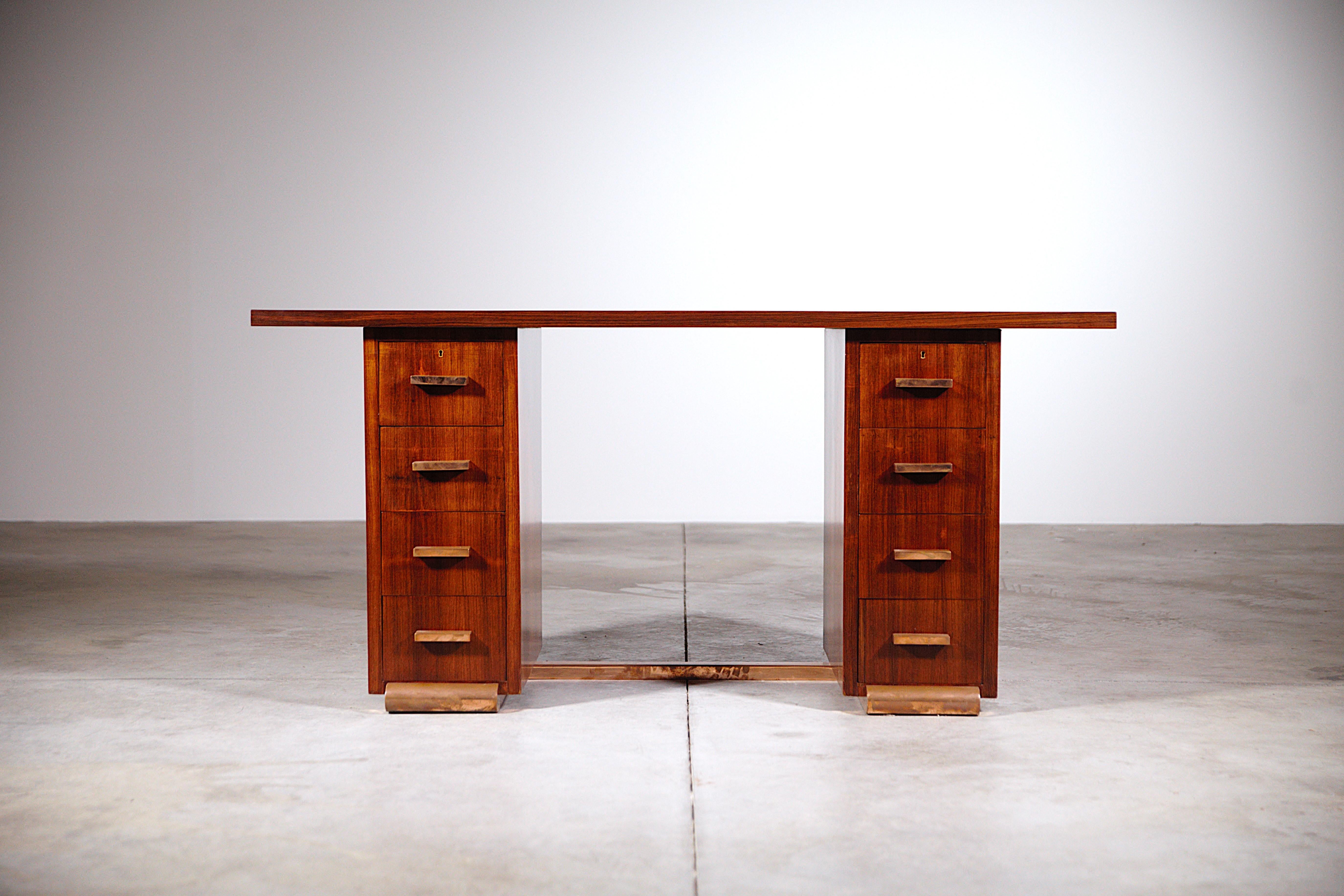 Bureau moderniste des années 1930 en France

Forme minimaliste.

La poignée du tiroir et la base sont en cuivre.

Bois de rose et cuivre.

Rapport : Entièrement restauré par un ébéniste. Nous conservons le cuir d'origine dans un état moyen.