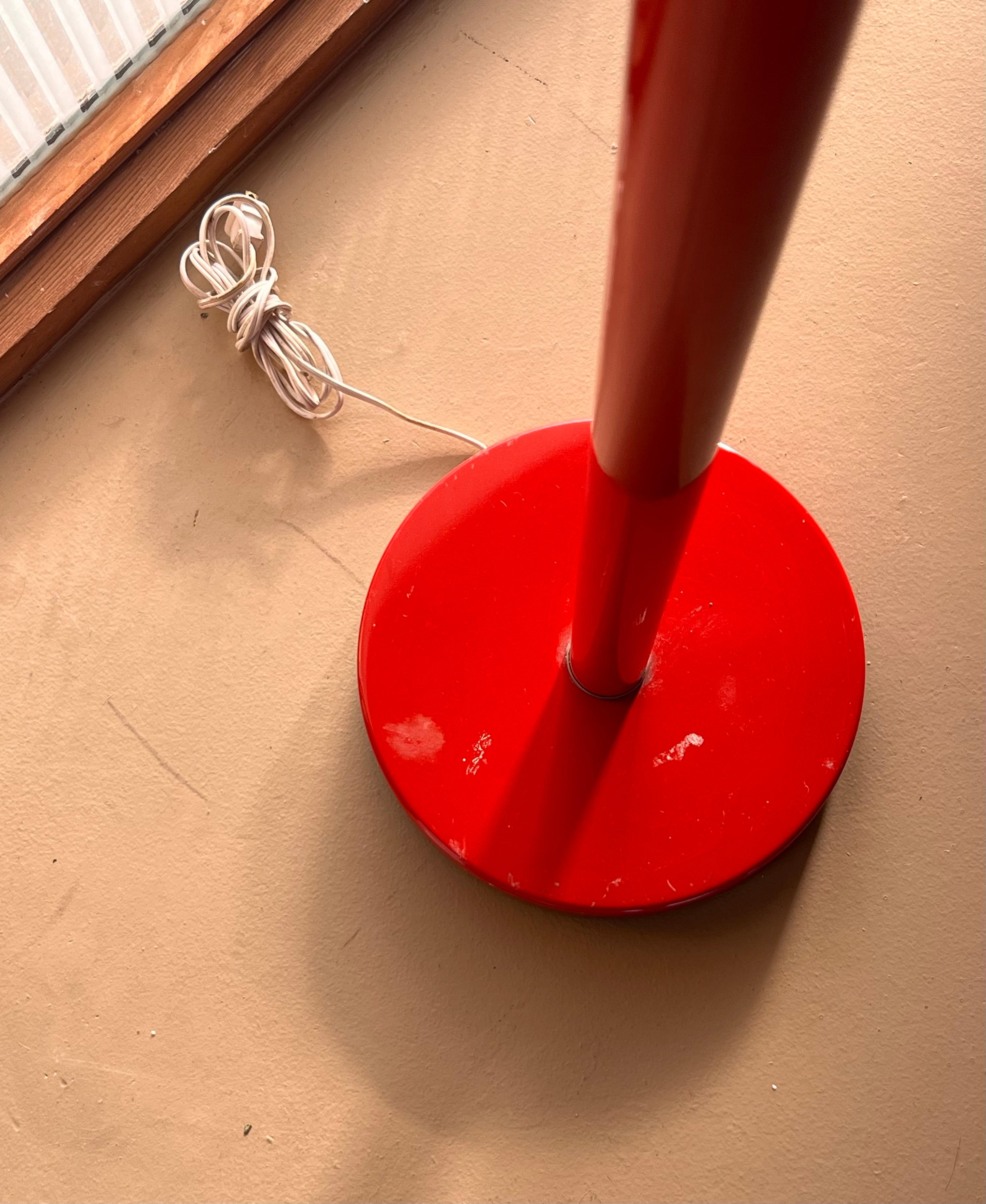 A modernist gooseneck floor lamp in cherry red, mid 20th century For Sale 3