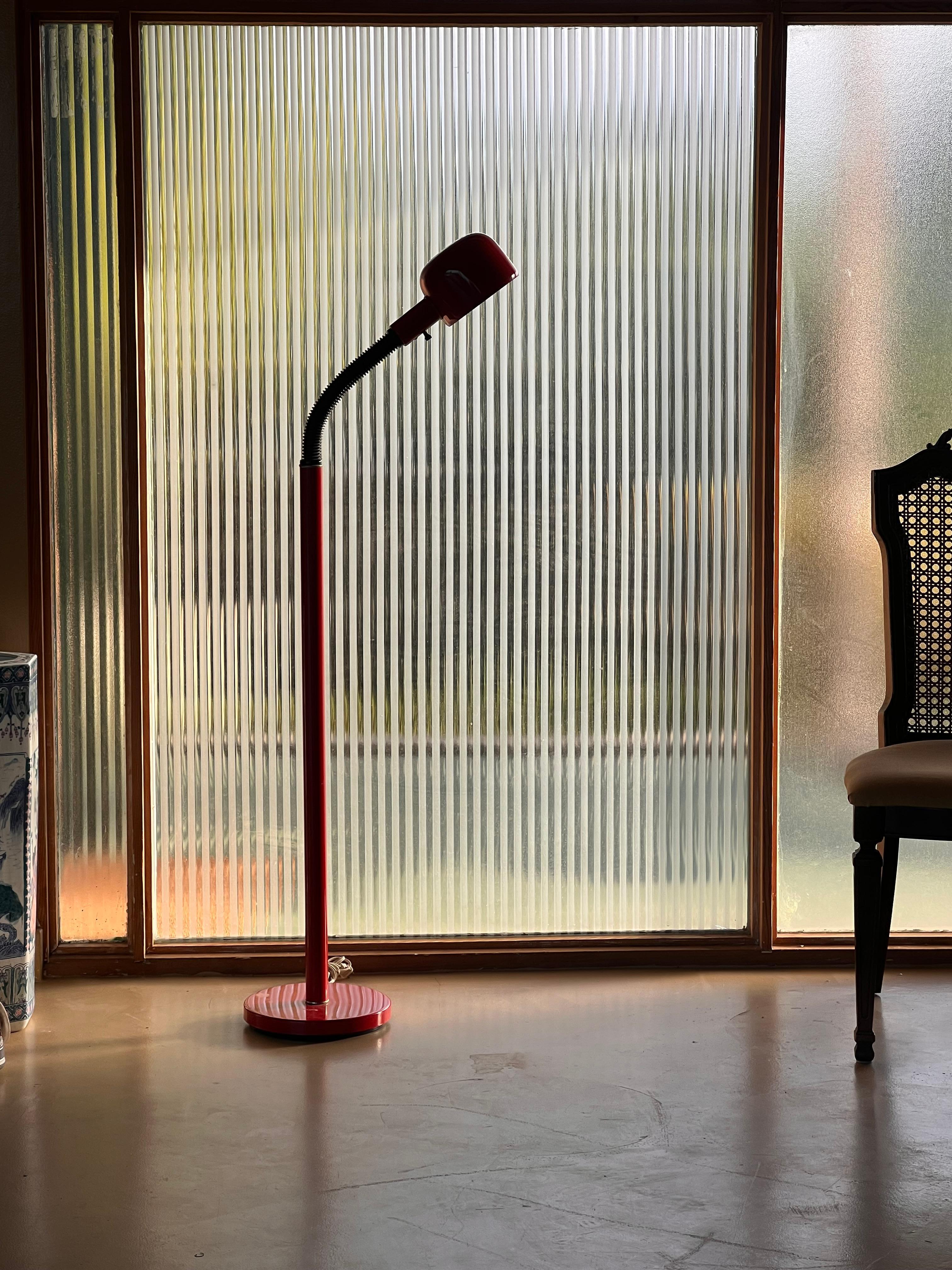 A modernist gooseneck floor lamp in cherry red, mid 20th century For Sale 5