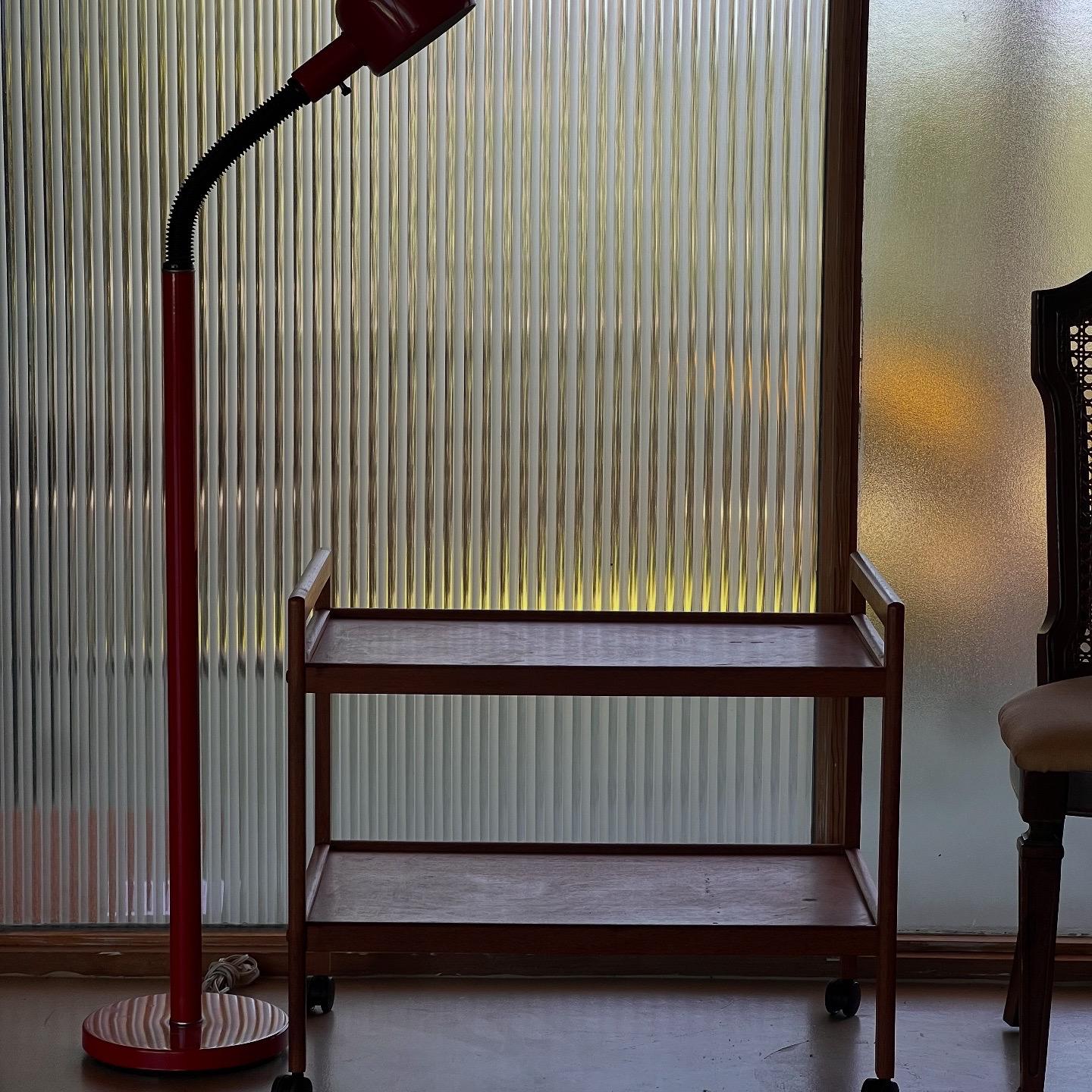 A modernist gooseneck floor lamp in cherry red, mid 20th century For Sale 10