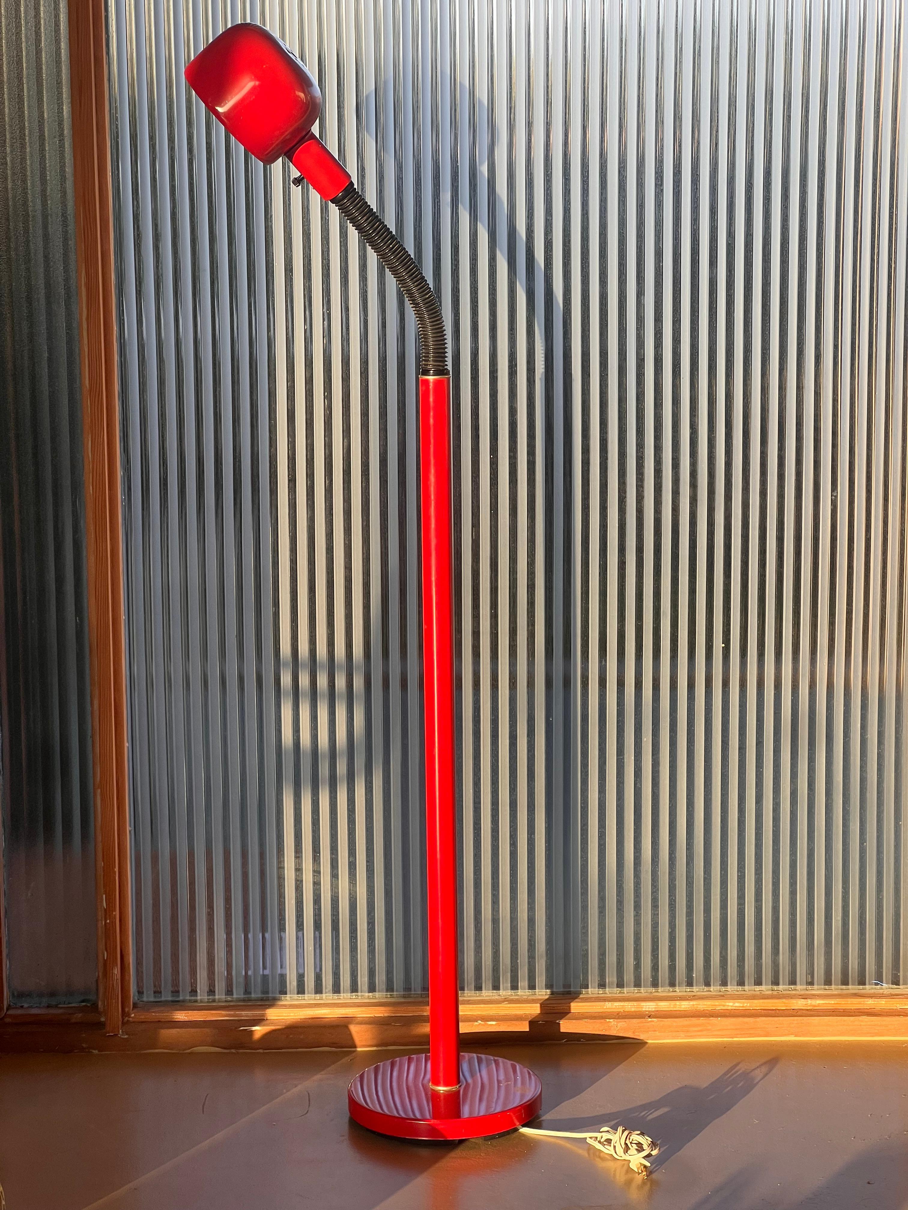 A modernist gooseneck floor lamp in cherry red, mid 20th century For Sale 1
