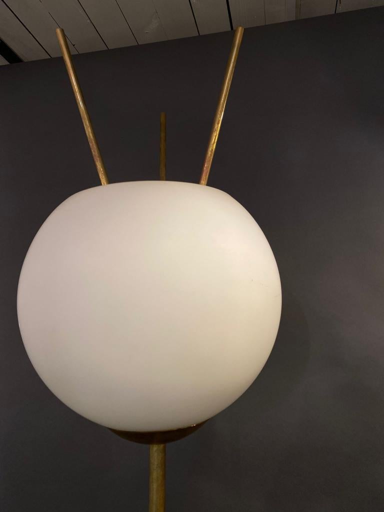 Modernistische italienische Stehlampe der Moderne mit weißem Schirm im Zustand „Gut“ im Angebot in London, GB