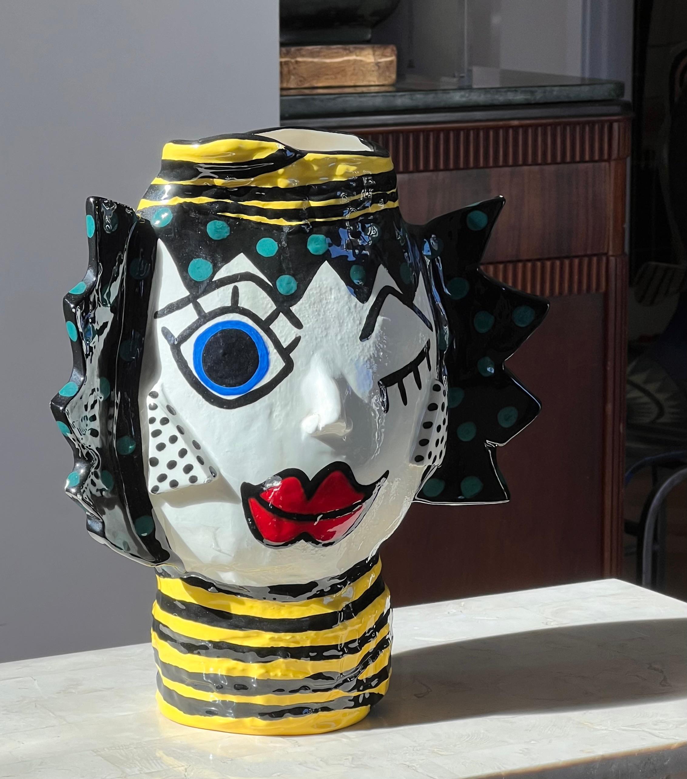 Vase à visages en céramique peinte moderniste, signé par l'artiste, 20e siècle. en vente 2