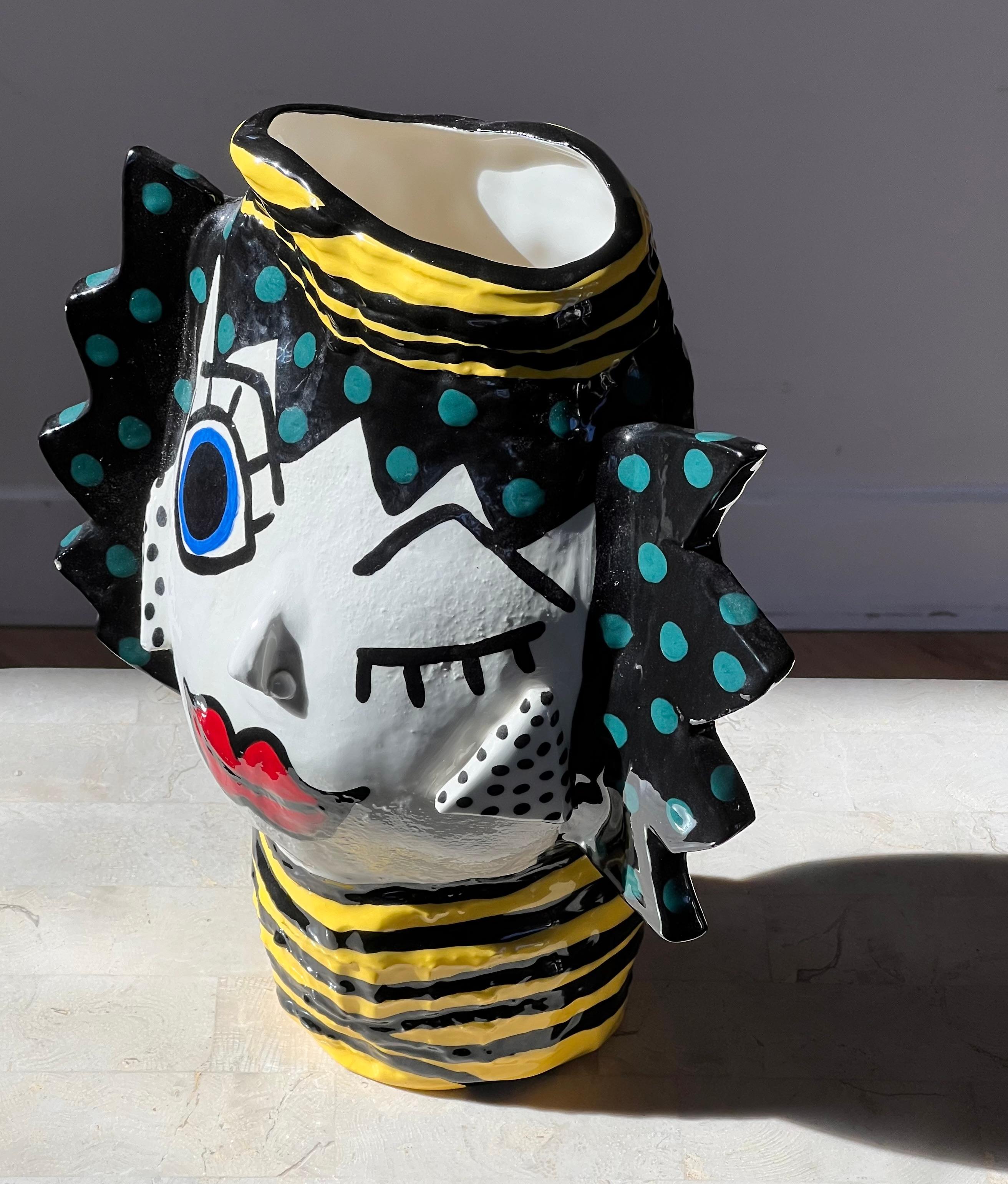 Vase à visages en céramique peinte moderniste, signé par l'artiste, 20e siècle. en vente 3