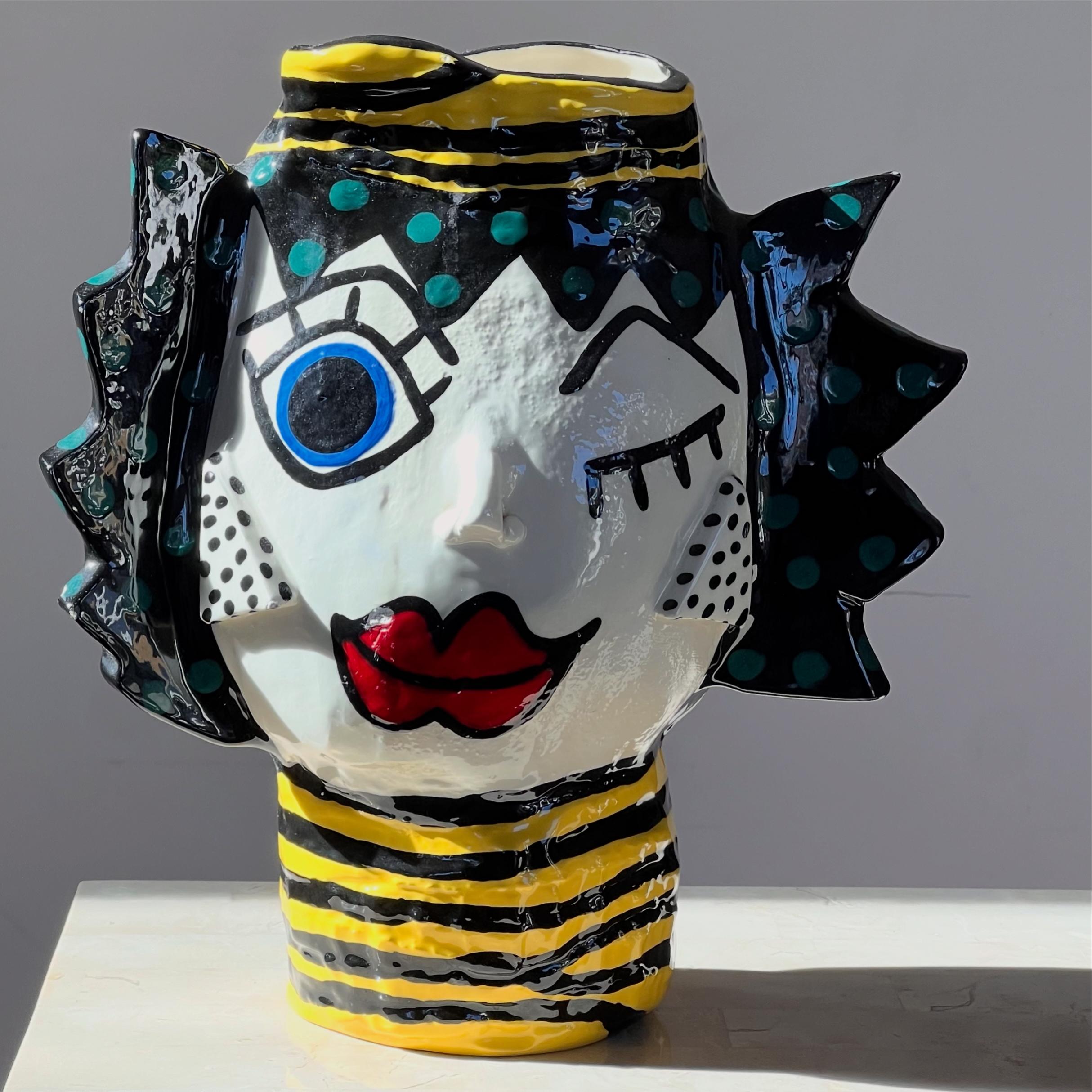 Vase à visages en céramique peinte moderniste, signé par l'artiste, 20e siècle. en vente 7