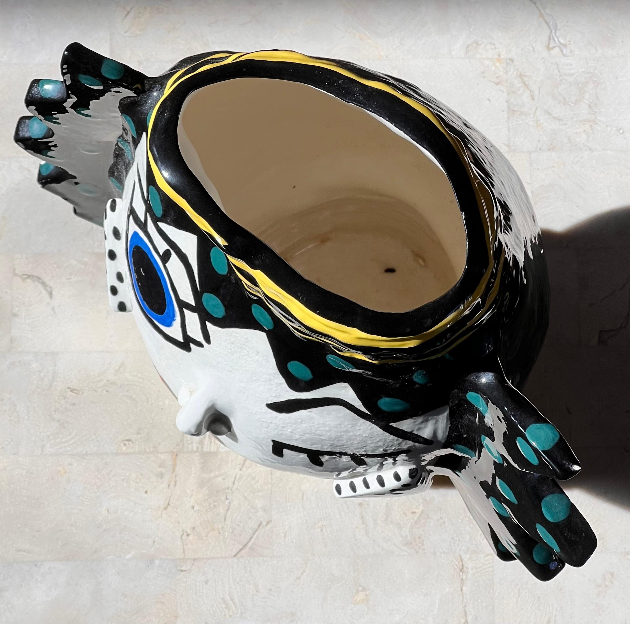 Vase à visages en céramique peinte moderniste, signé par l'artiste, 20e siècle. en vente 8