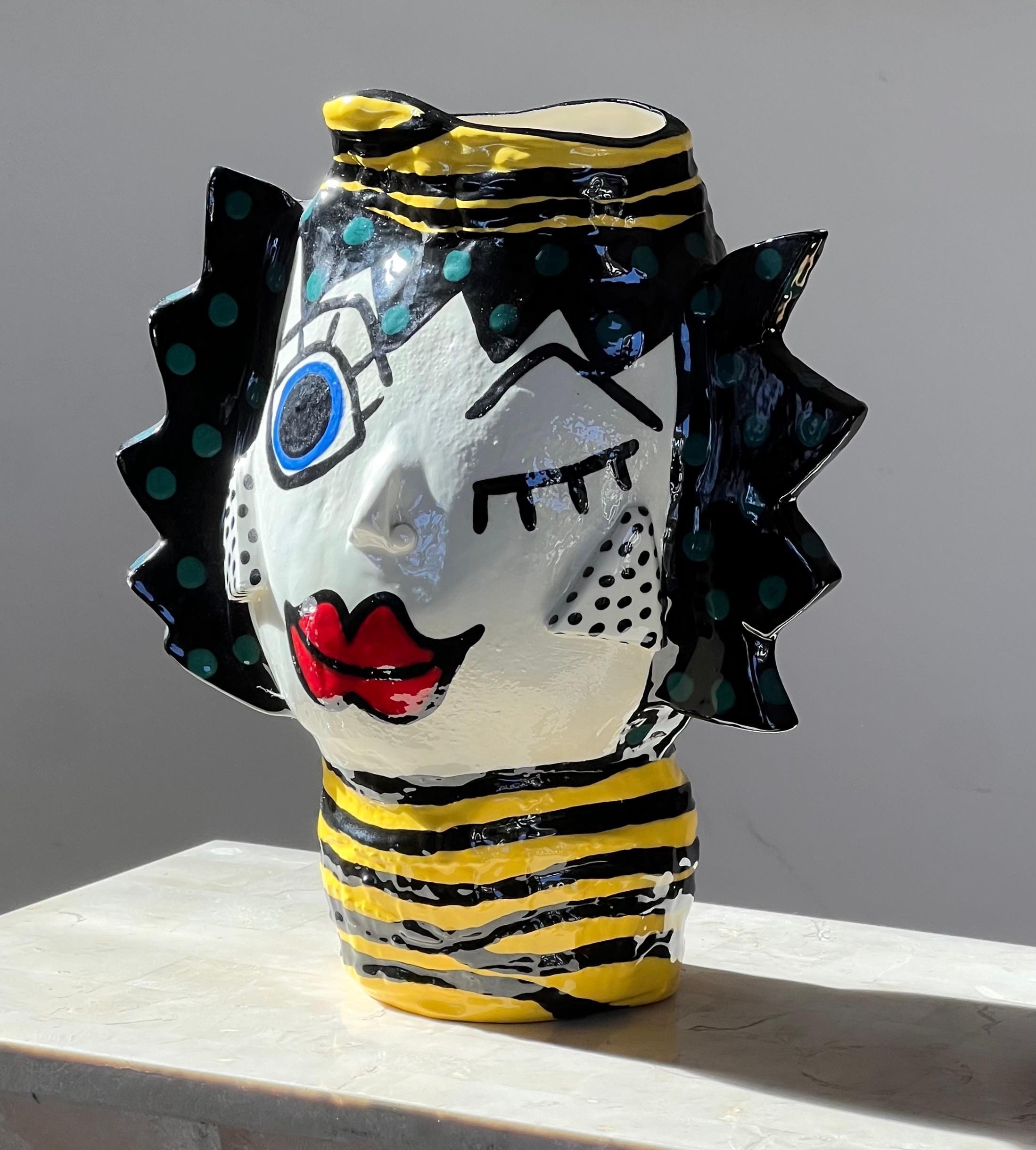 Vase à visages en céramique peinte moderniste, signé par l'artiste, 20e siècle. en vente 9