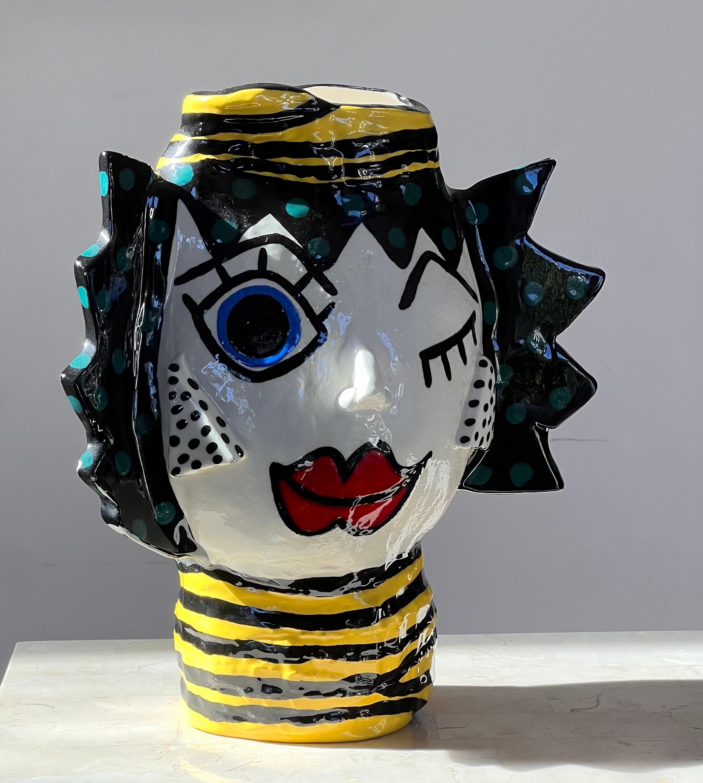 Vase à visages en céramique peinte moderniste, signé par l'artiste, 20e siècle. en vente 10