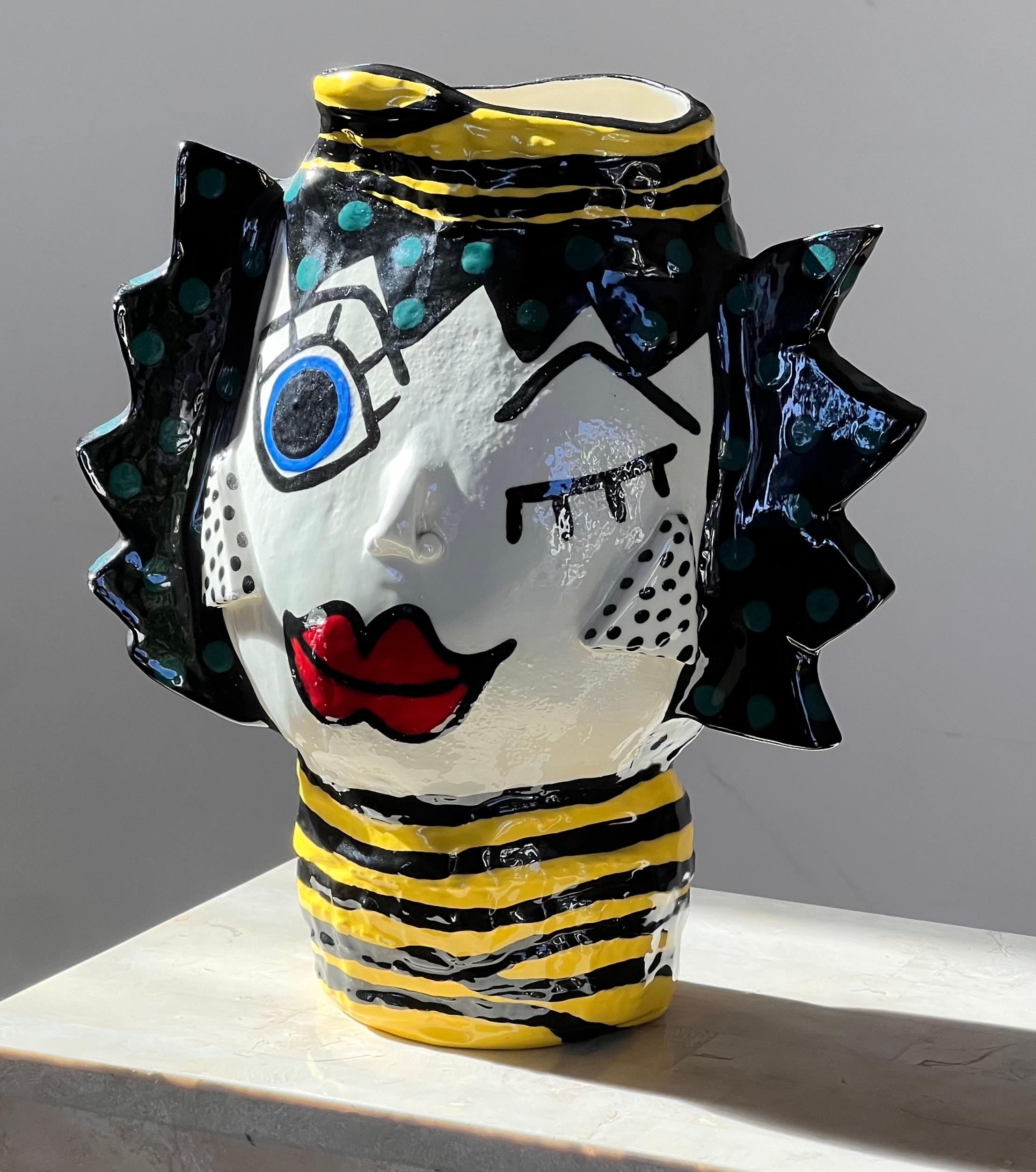 Vase à visages en céramique peinte moderniste, signé par l'artiste, 20e siècle. en vente 11