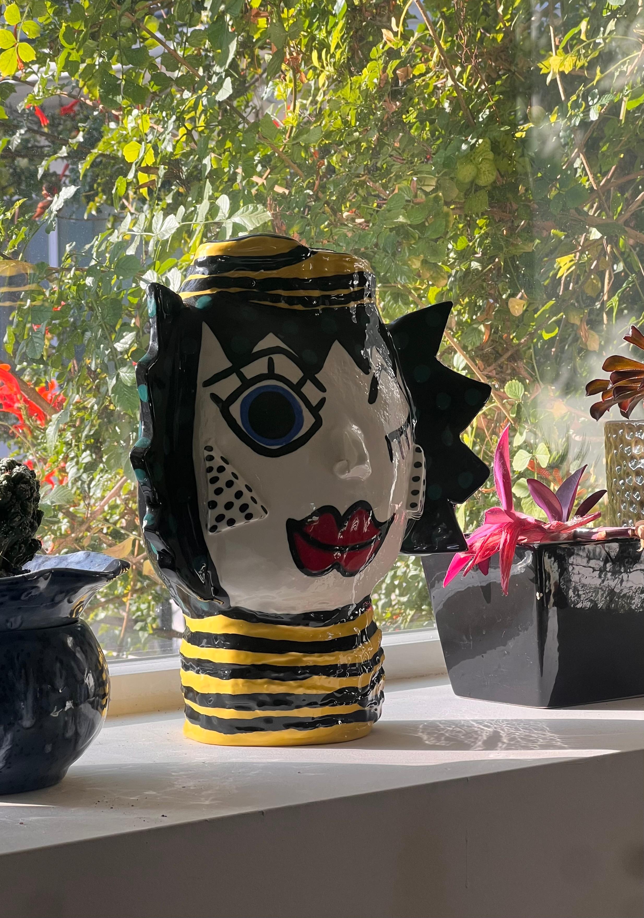Un grand vase en céramique moderniste avec un visage qui cligne de l'œil, peint à la main, signé par l'artiste, milieu ou fin du 20e siècle. Dans des tons de réglisse, de marigold, de sarcelle et de grenadine - une prima donna primaire. Doté d'une