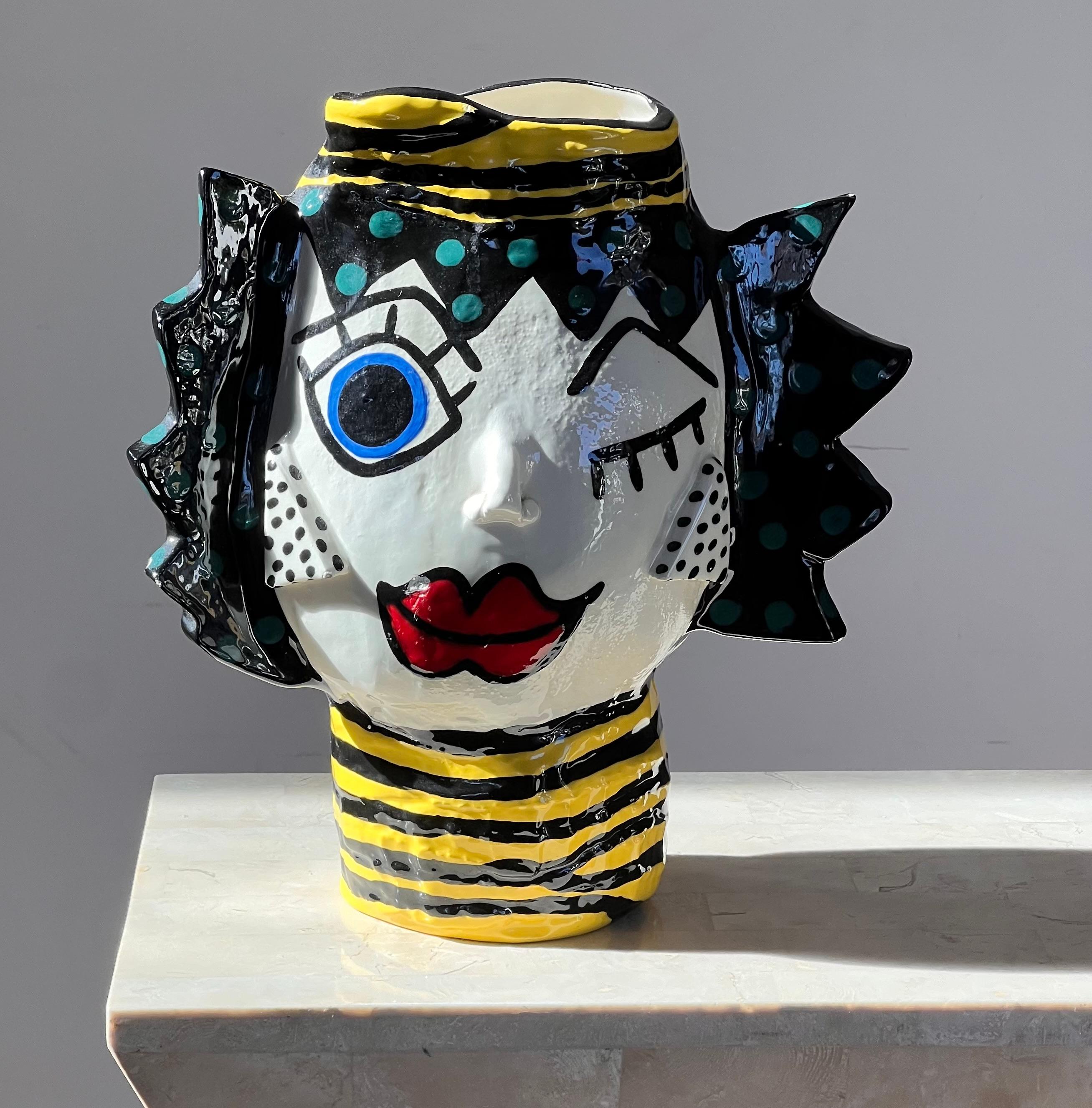 Vase à visages en céramique peinte moderniste, signé par l'artiste, 20e siècle. en vente 12