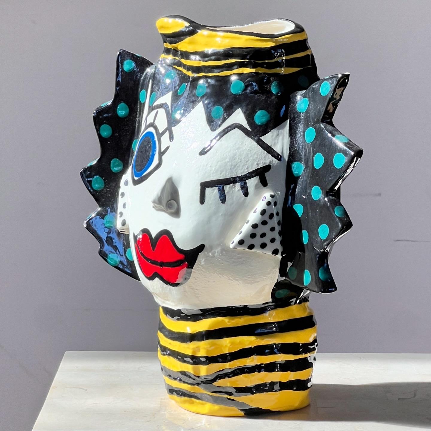 Postmoderne Vase à visages en céramique peinte moderniste, signé par l'artiste, 20e siècle. en vente