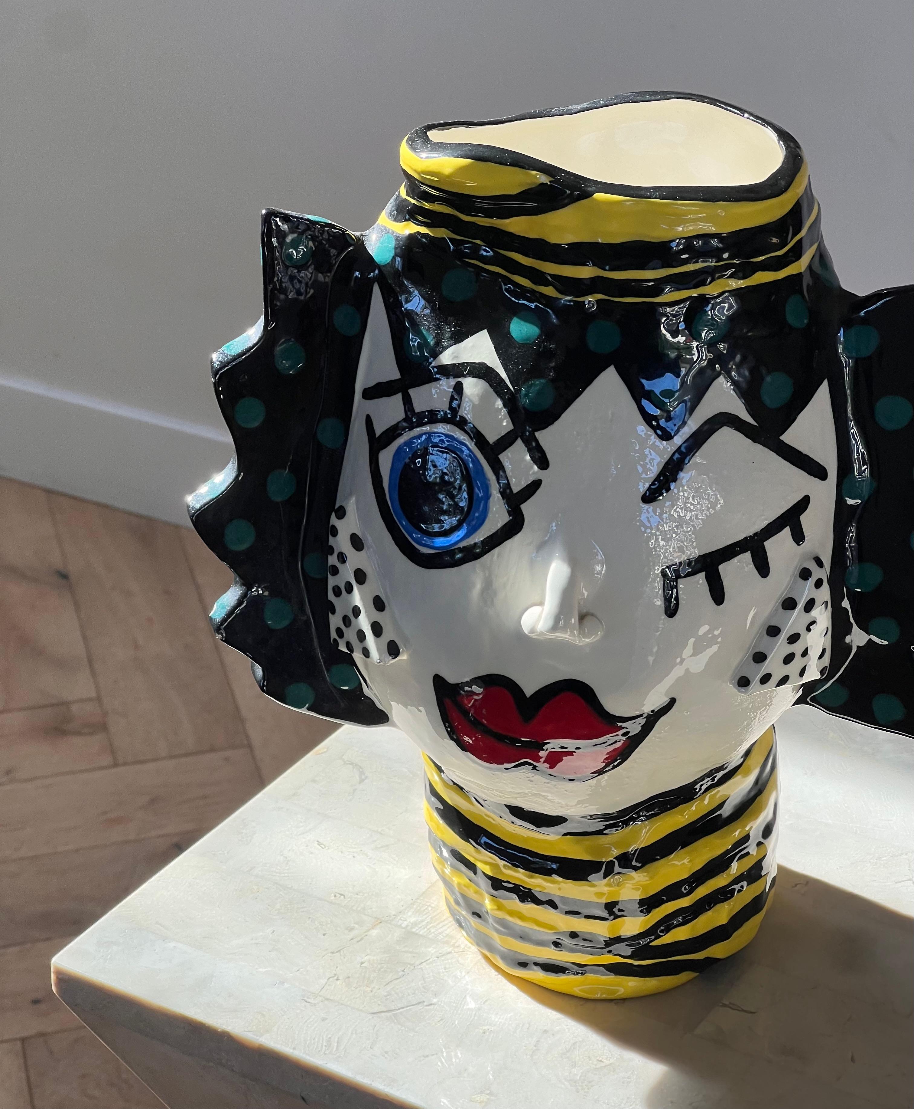 Inconnu Vase à visages en céramique peinte moderniste, signé par l'artiste, 20e siècle. en vente