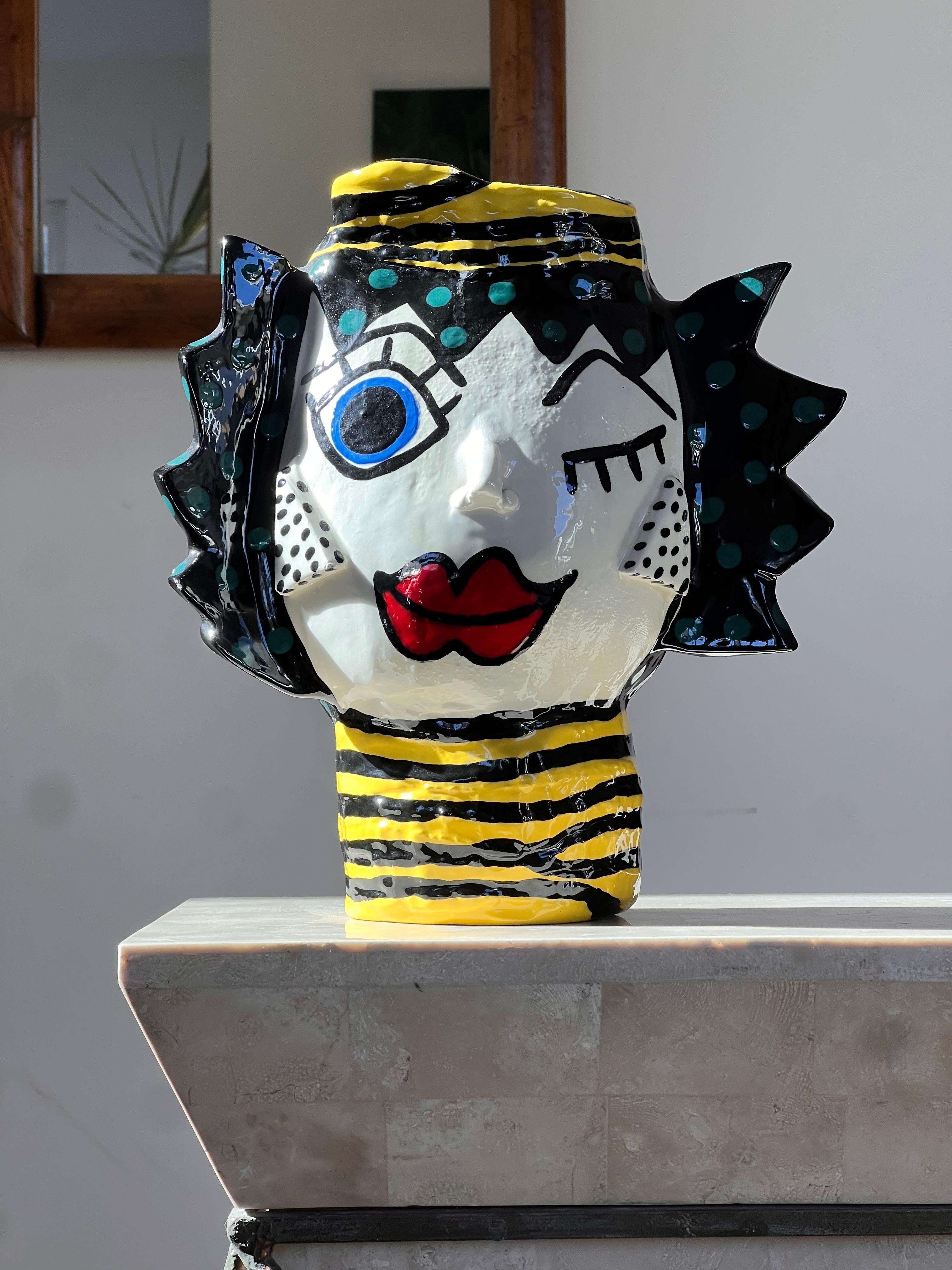 Fait main Vase à visages en céramique peinte moderniste, signé par l'artiste, 20e siècle. en vente