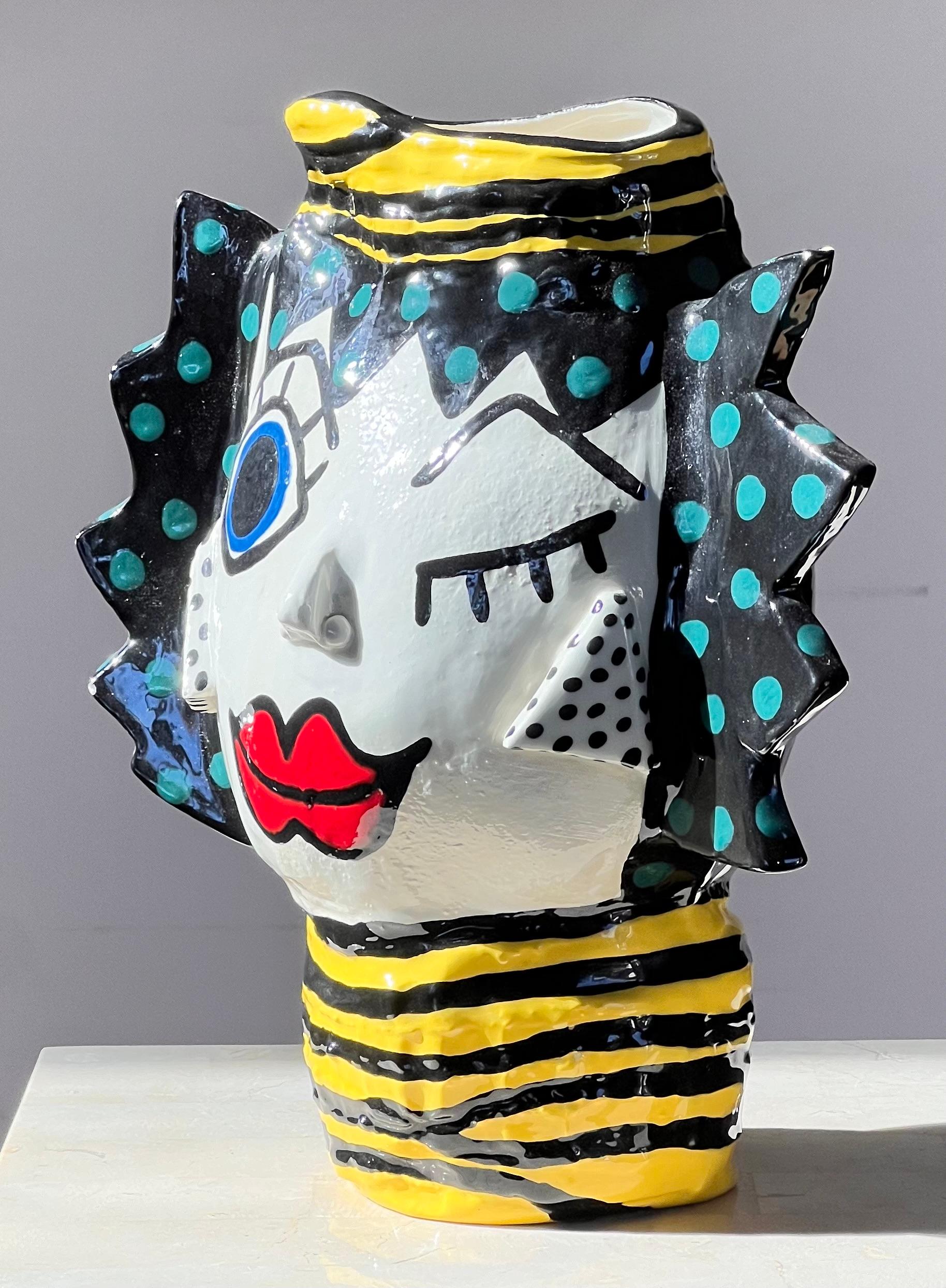 Vase à visages en céramique peinte moderniste, signé par l'artiste, 20e siècle. Bon état - En vente à View Park, CA
