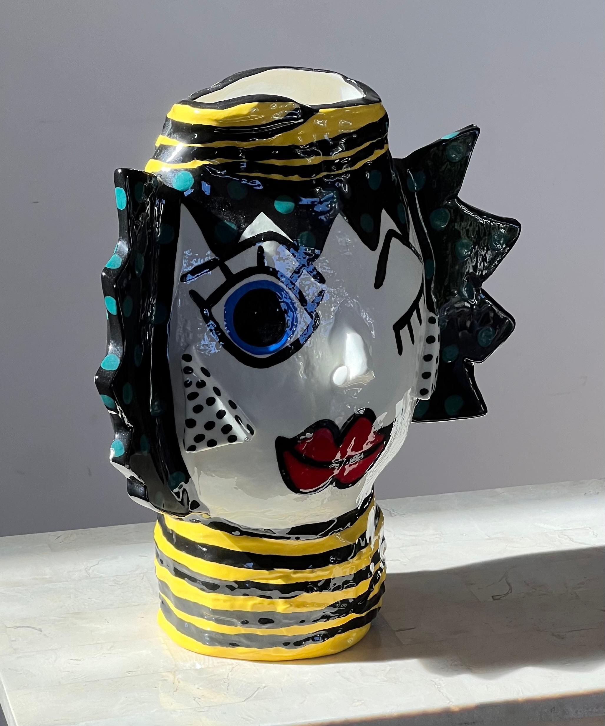20ième siècle Vase à visages en céramique peinte moderniste, signé par l'artiste, 20e siècle. en vente