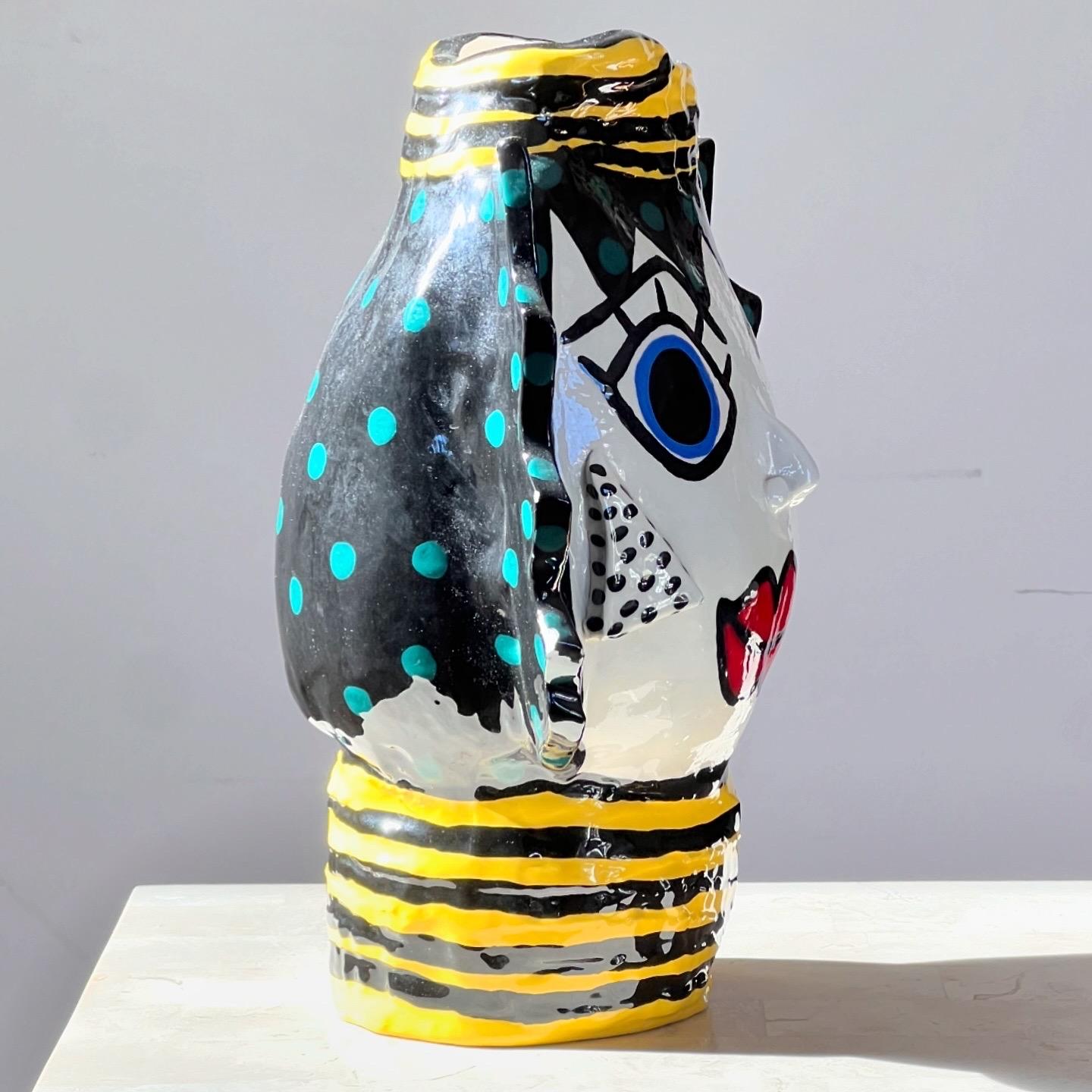 Céramique Vase à visages en céramique peinte moderniste, signé par l'artiste, 20e siècle. en vente