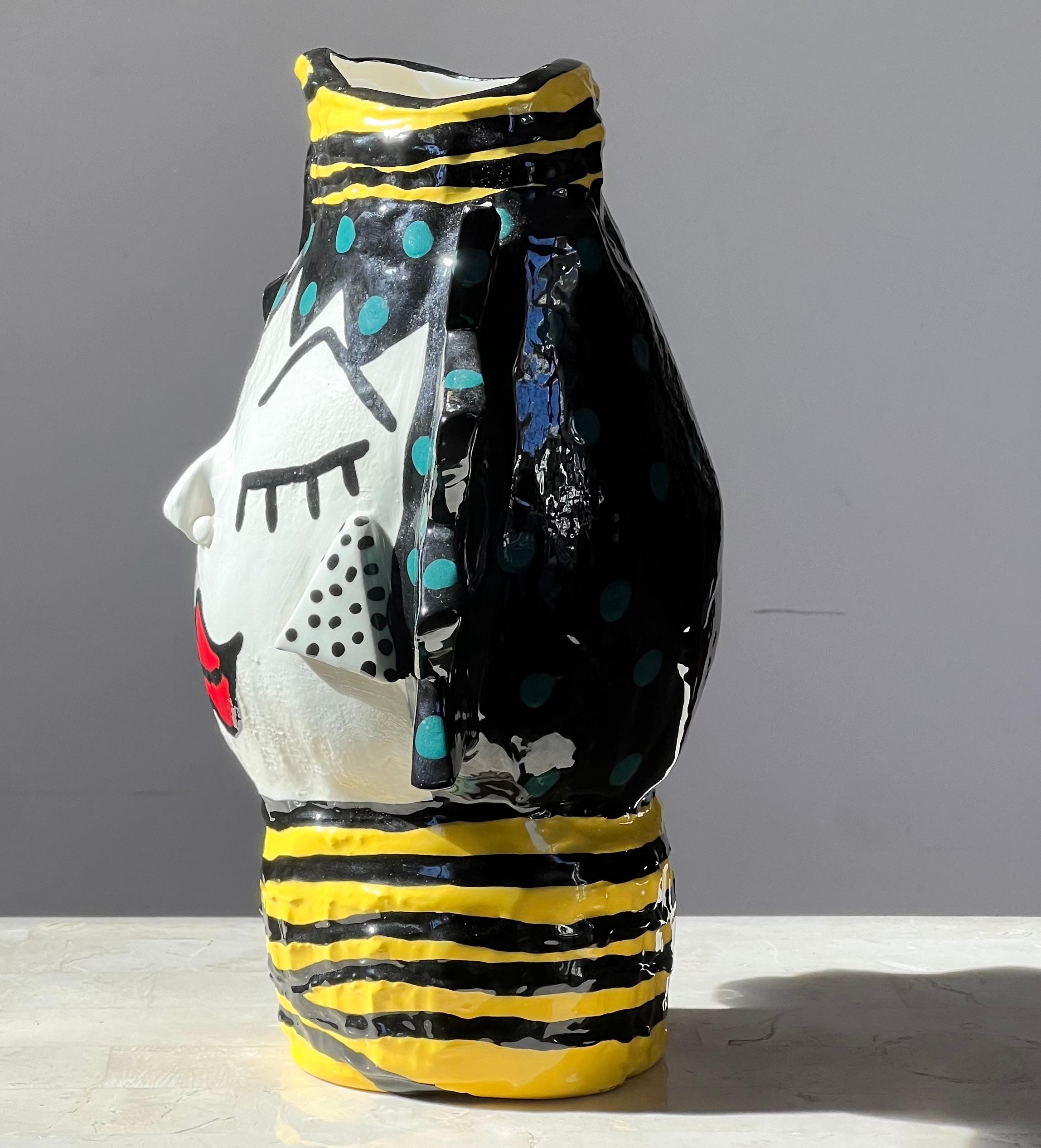 Vase à visages en céramique peinte moderniste, signé par l'artiste, 20e siècle. en vente 1