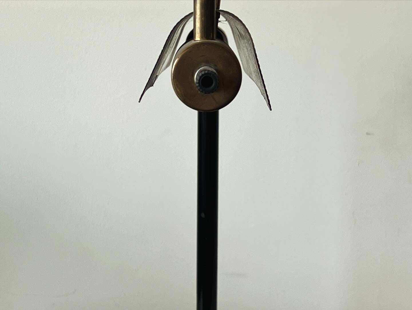Eine seltene  und ungewöhnliche modernistische Lampe von Peter Pfisterer, ca. 1940er Jahre. Der Schirm ist schwenkbar und in der Höhe verstellbar, um das Licht auszurichten. Hergestellt aus Messing und lackiertem Aluminium. Der in der Schweiz