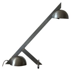 Una lámpara de mesa modernista