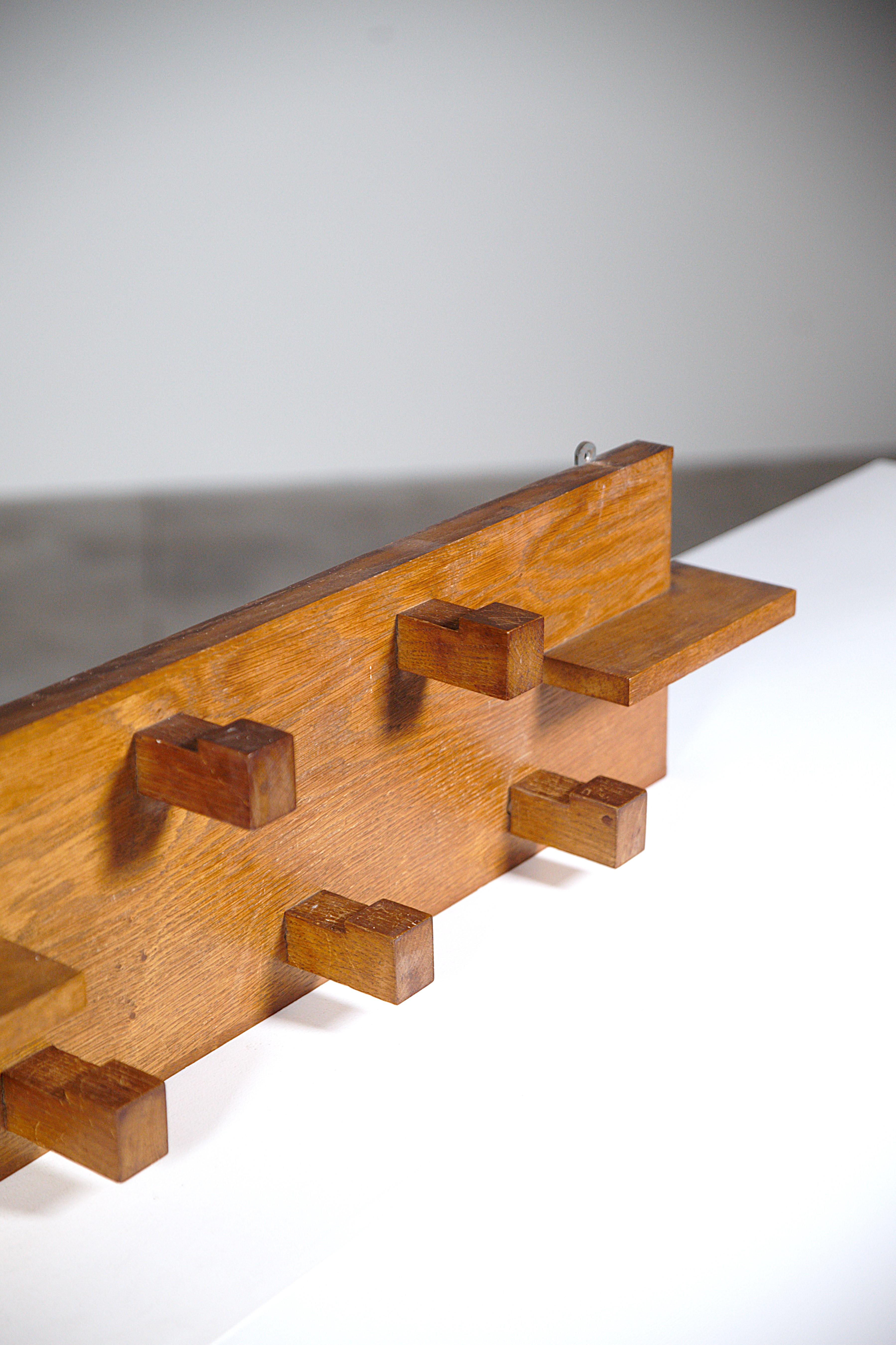 Ein modernistischer Wandgarderobenständer Frankreich 1930er Jahre (Französisch) im Angebot