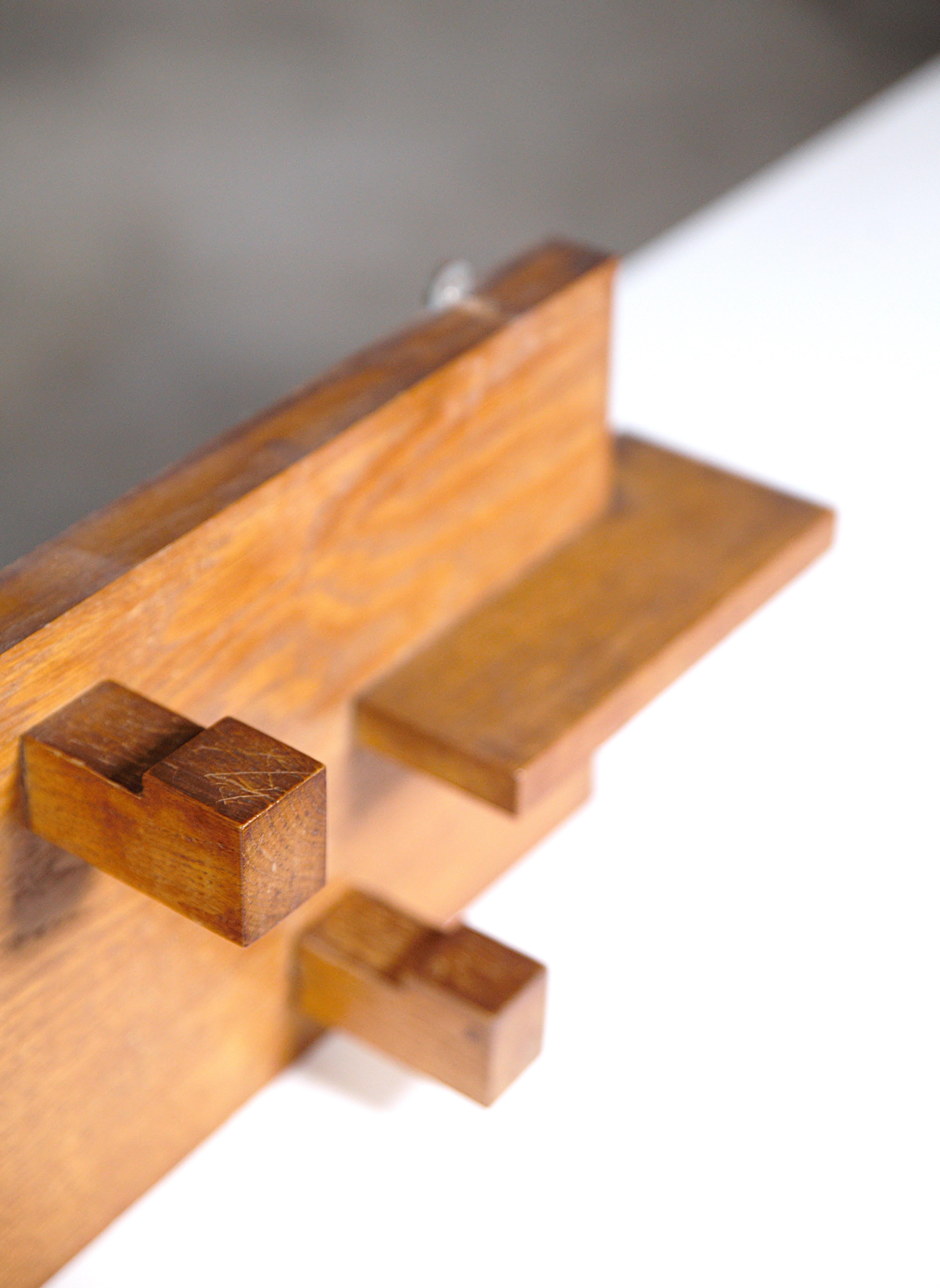 Ein modernistischer Wandgarderobenständer Frankreich 1930er Jahre (Holz) im Angebot