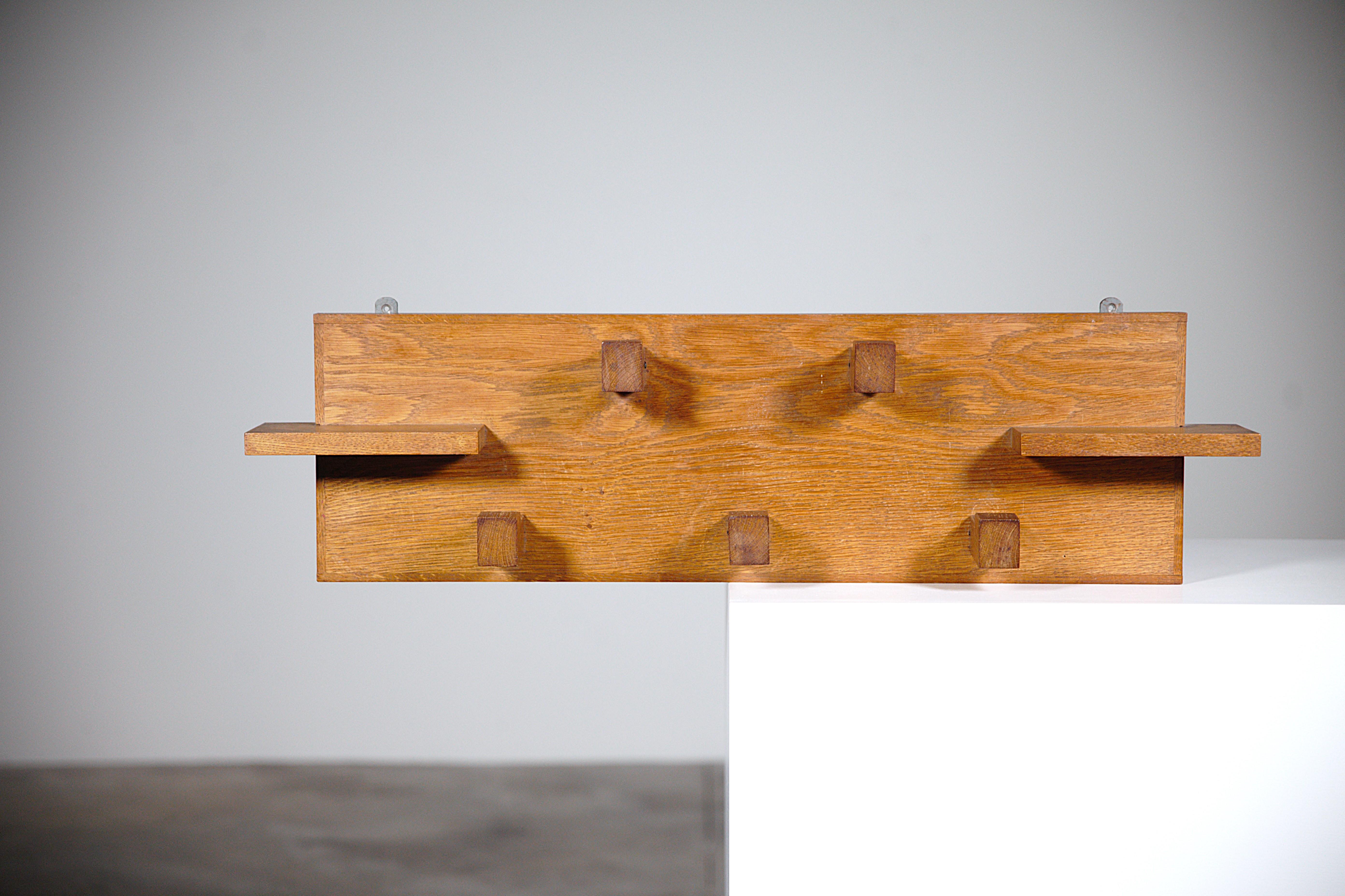 Ein modernistischer Wandgarderobenständer Frankreich 1930er Jahre im Angebot 1