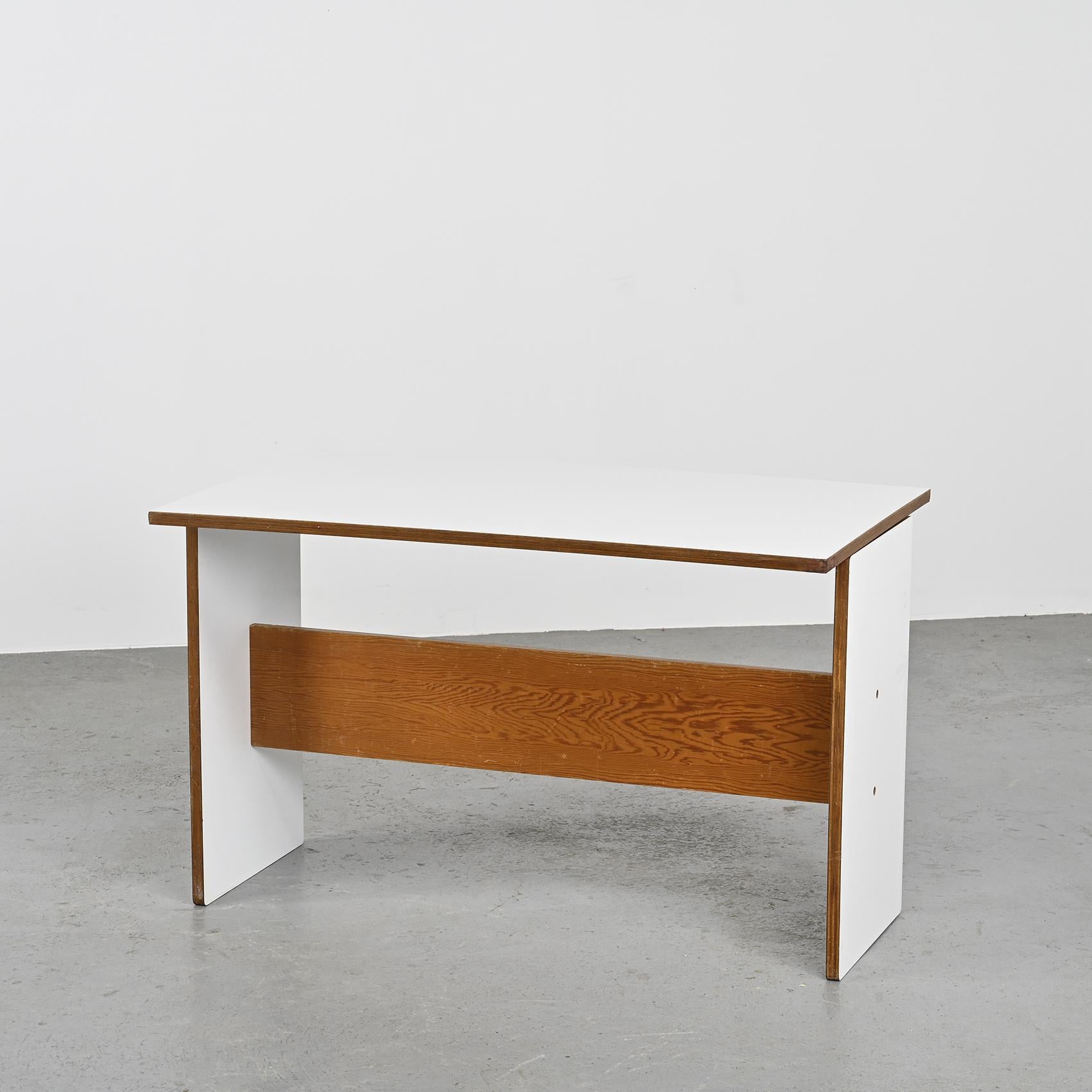 Fabriquée par le visionnaire Pierre Guariche, cette table polyvalente se transforme en table basse, en bureau ou même en table à manger selon vos besoins.

Méticuleusement construit en contreplaqué incurvé et orné d'un stratifié blanc crème, un