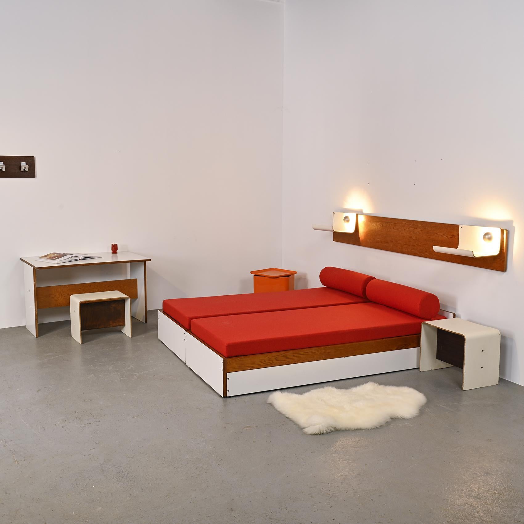 Français Table modulaire de Pierre Guariche pour la Plagne, circa 1968
