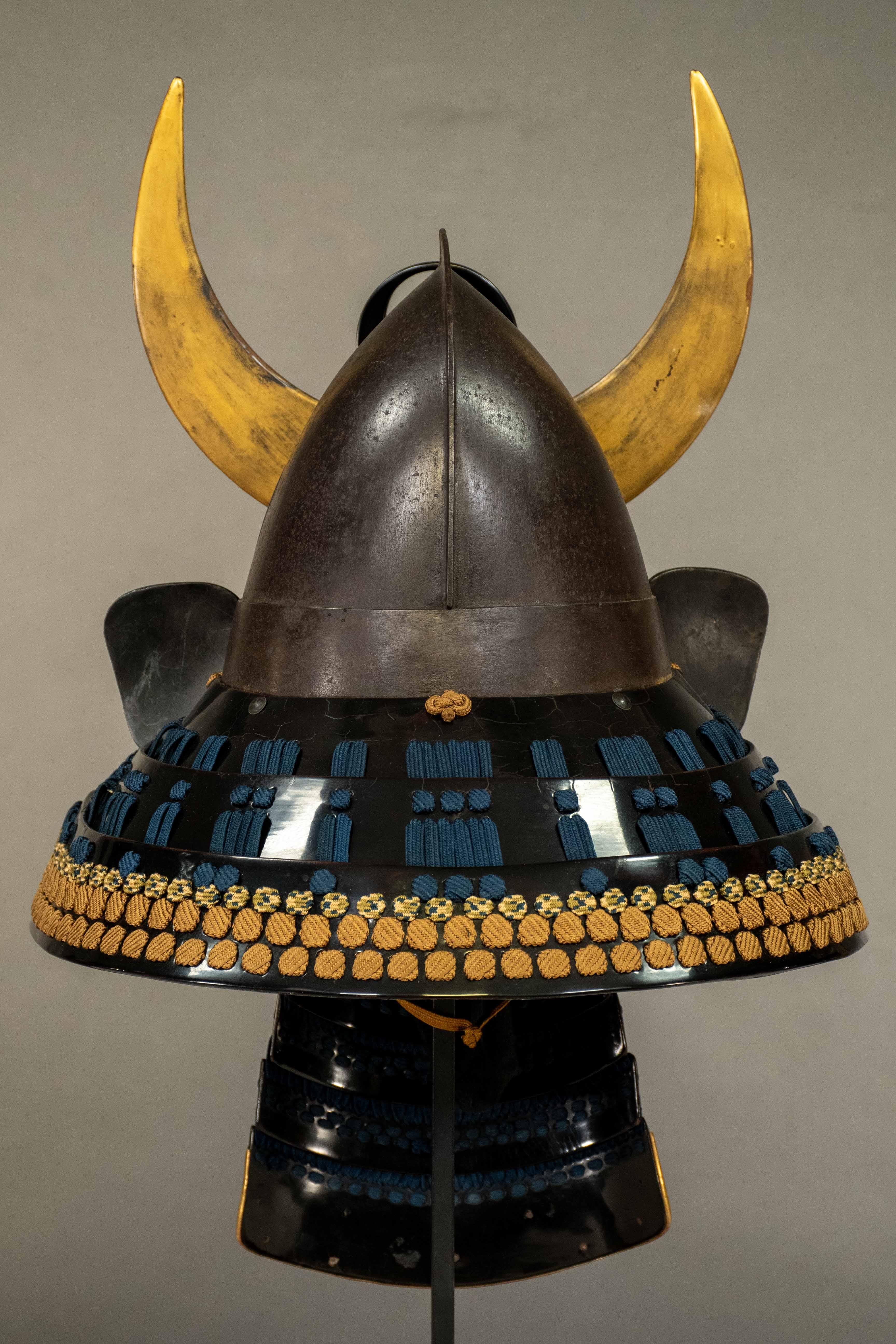 A Momonari-type samurai Kabuto with menpō mask For Sale 1