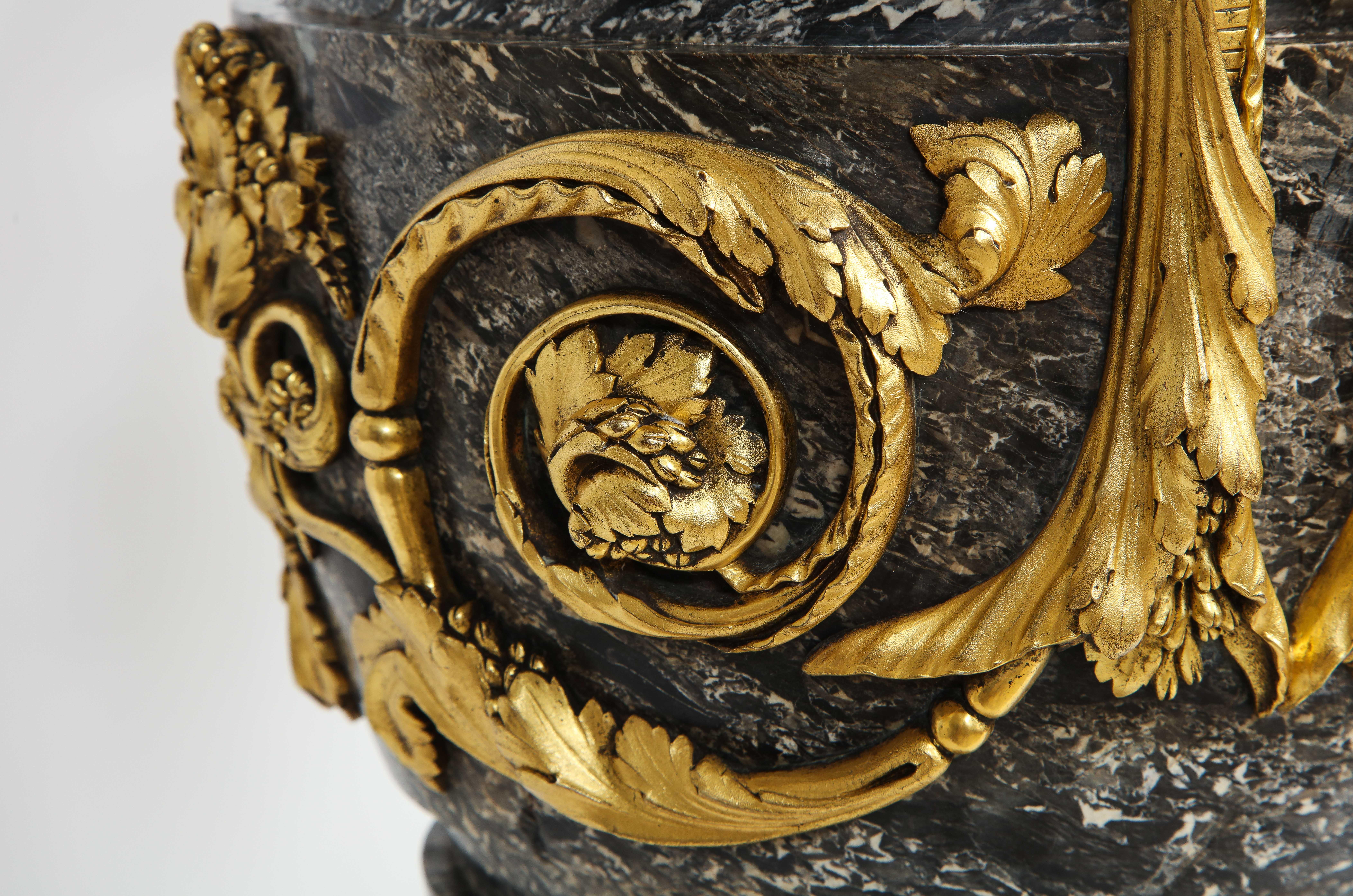 Monumentale urne française du 18/19e siècle recouverte de marbre gris monté en bronze doré avec poignées en vente 5