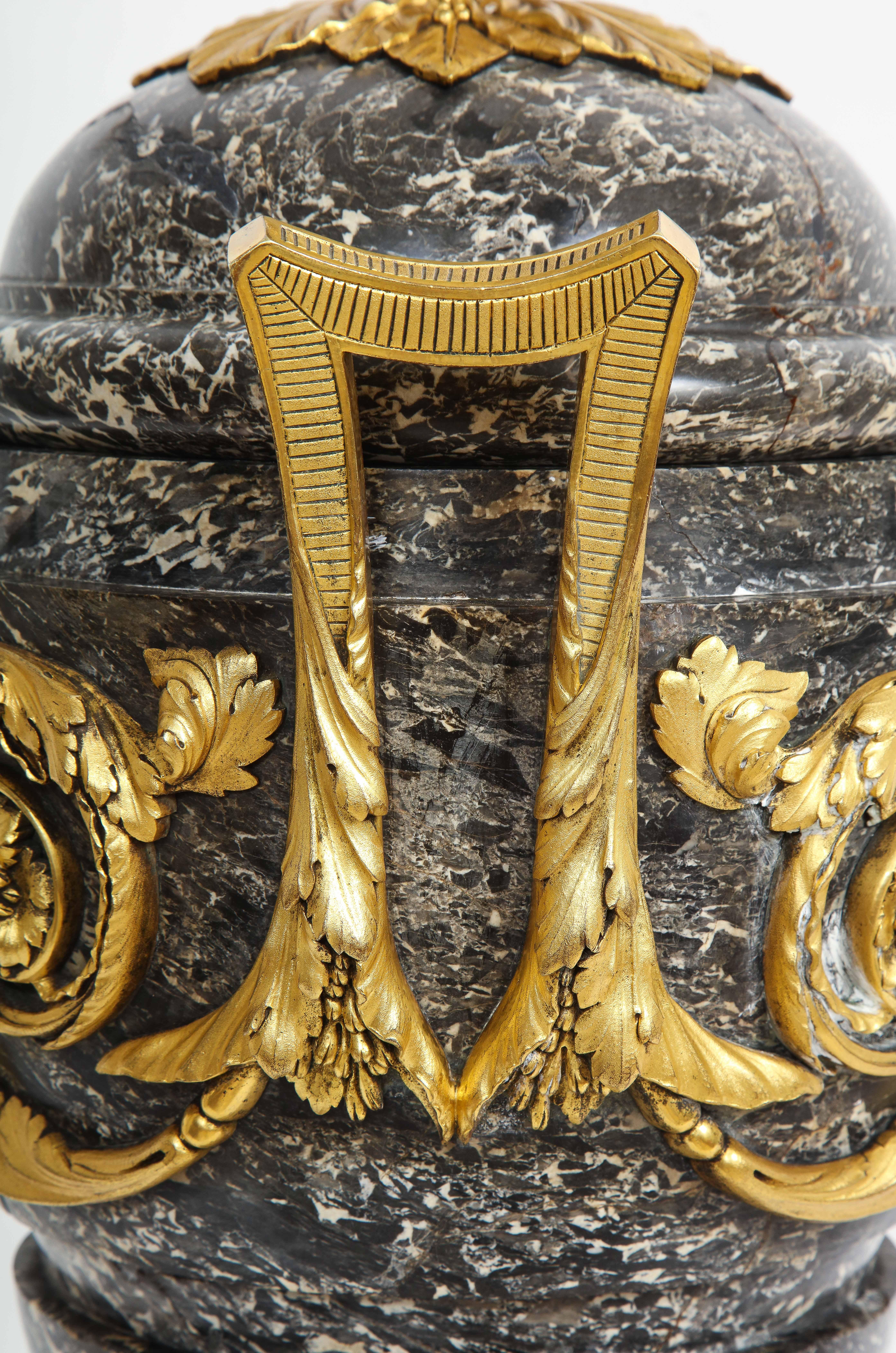 Monumentale urne française du 18/19e siècle recouverte de marbre gris monté en bronze doré avec poignées en vente 8