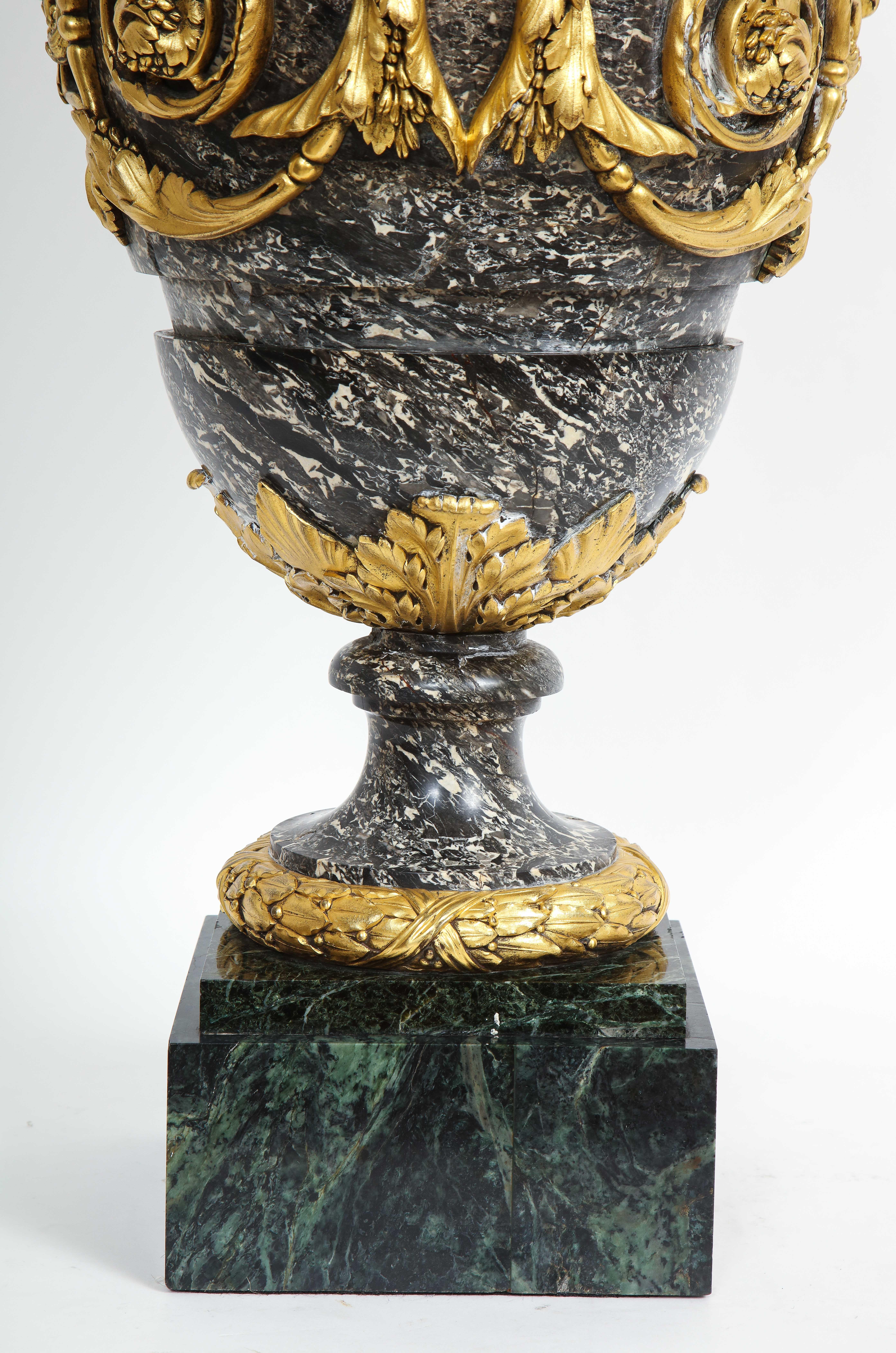 Monumentale urne française du 18/19e siècle recouverte de marbre gris monté en bronze doré avec poignées en vente 9