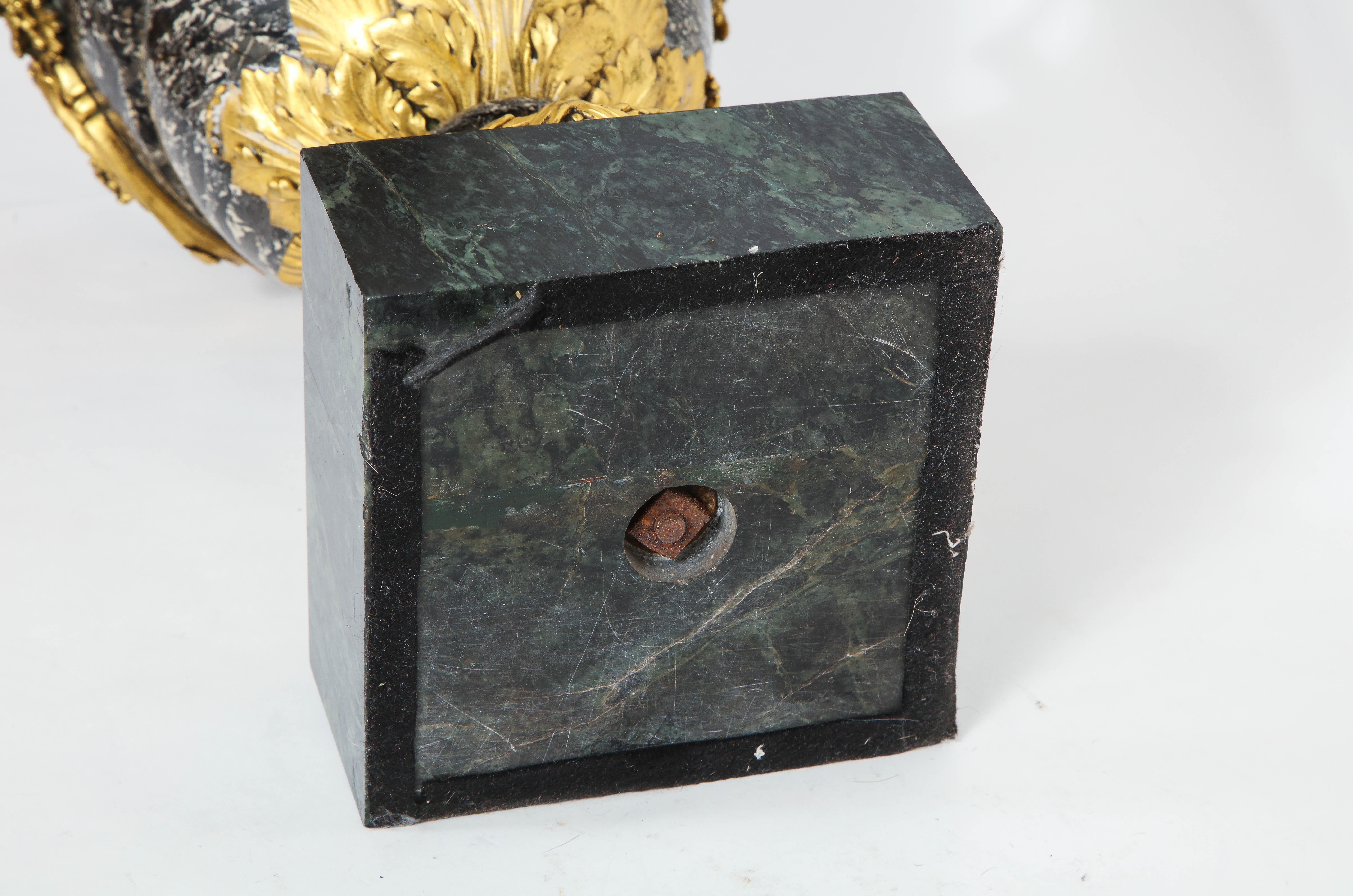Monumentale urne française du 18/19e siècle recouverte de marbre gris monté en bronze doré avec poignées en vente 11