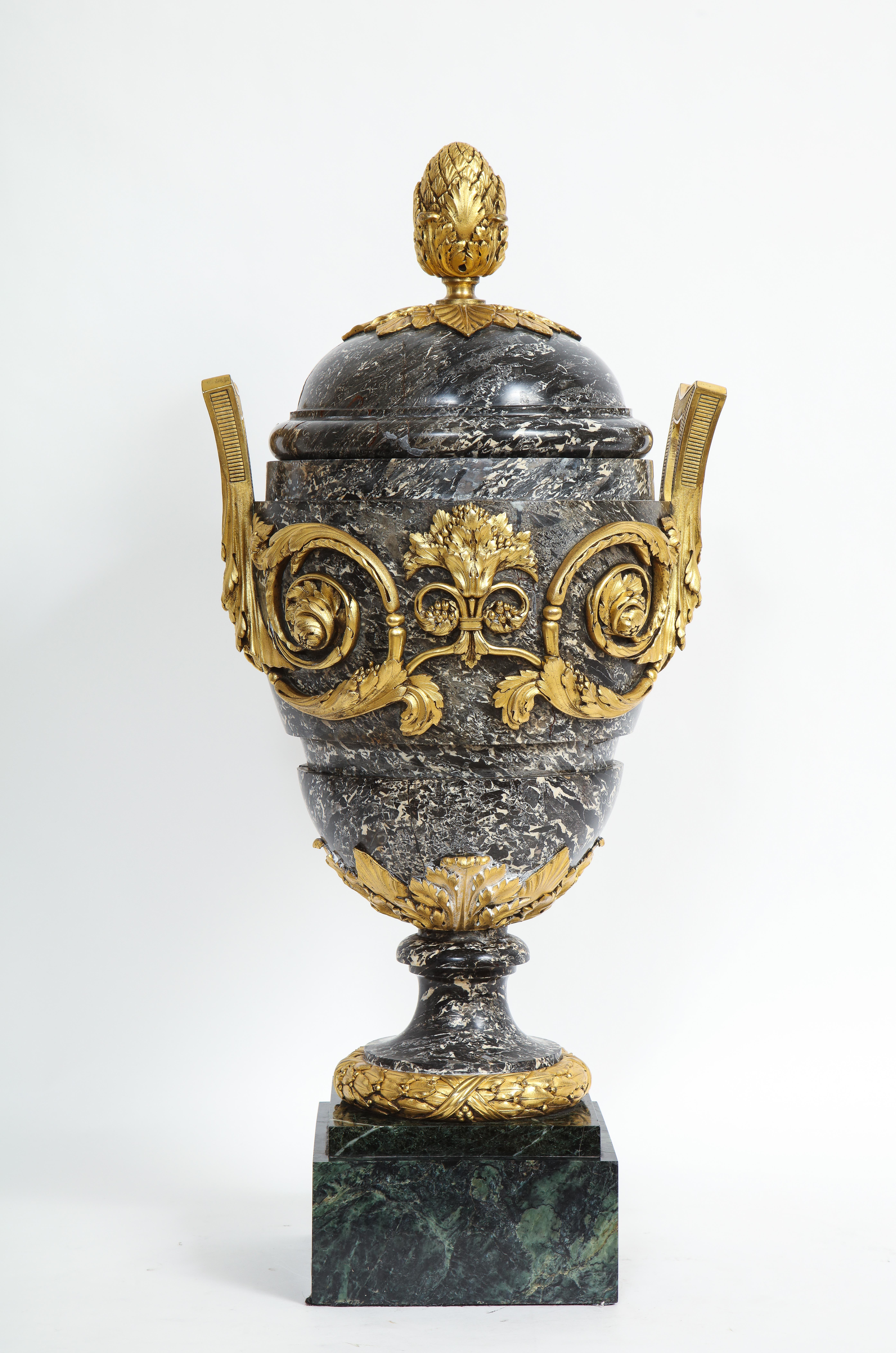 Monumentale französische Ormolu-Urne aus dem späten 1700/frühen 1800 mit Marmor überzogen

Wir präsentieren eine außergewöhnliche monumentale französische Ormolu-Urne aus dem 18/19. Jahrhundert, die mit Marmor bedeckt ist. Diese exquisite Urne wurde