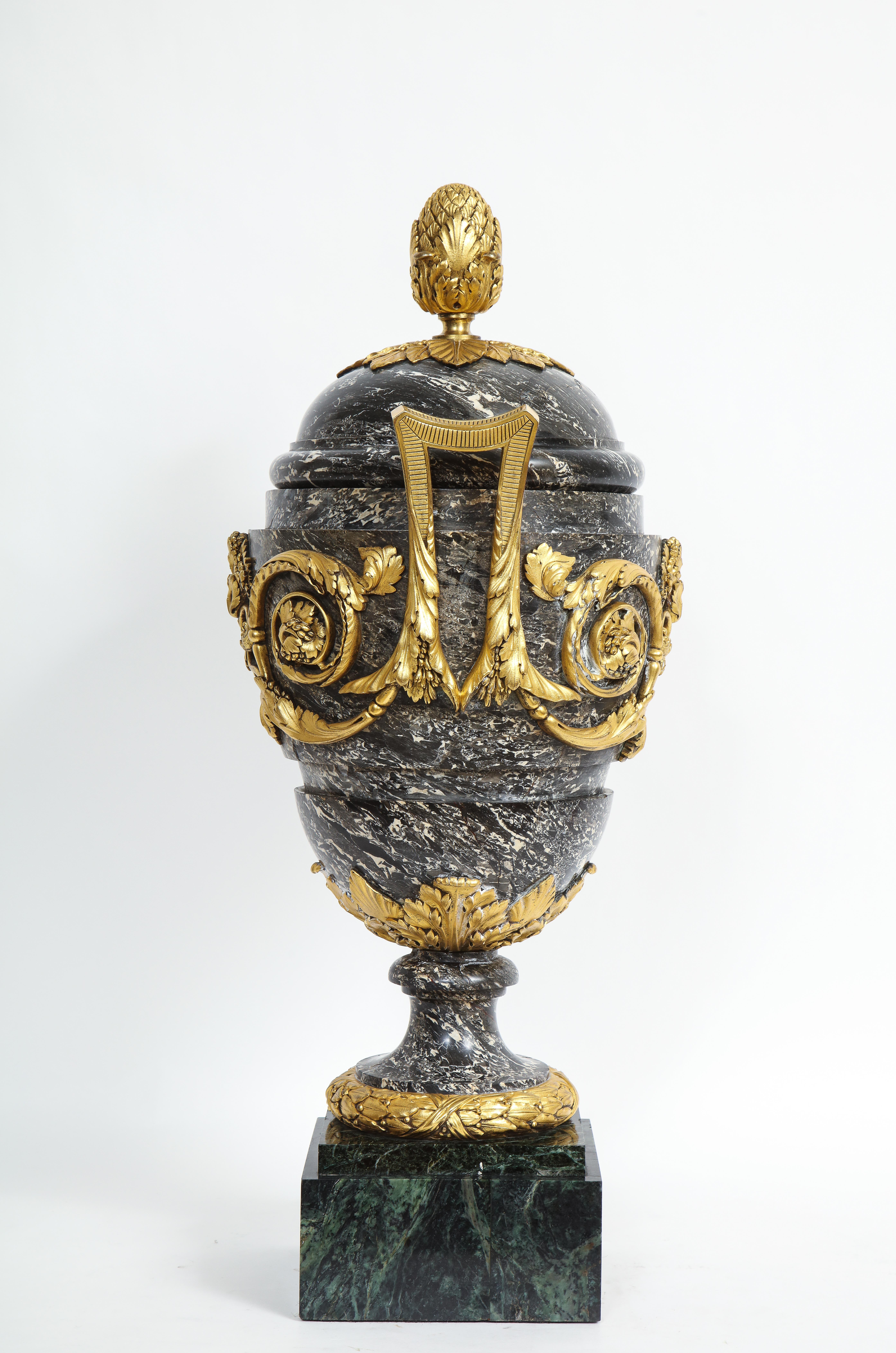 Bronze doré Monumentale urne française du 18/19e siècle recouverte de marbre gris monté en bronze doré avec poignées en vente