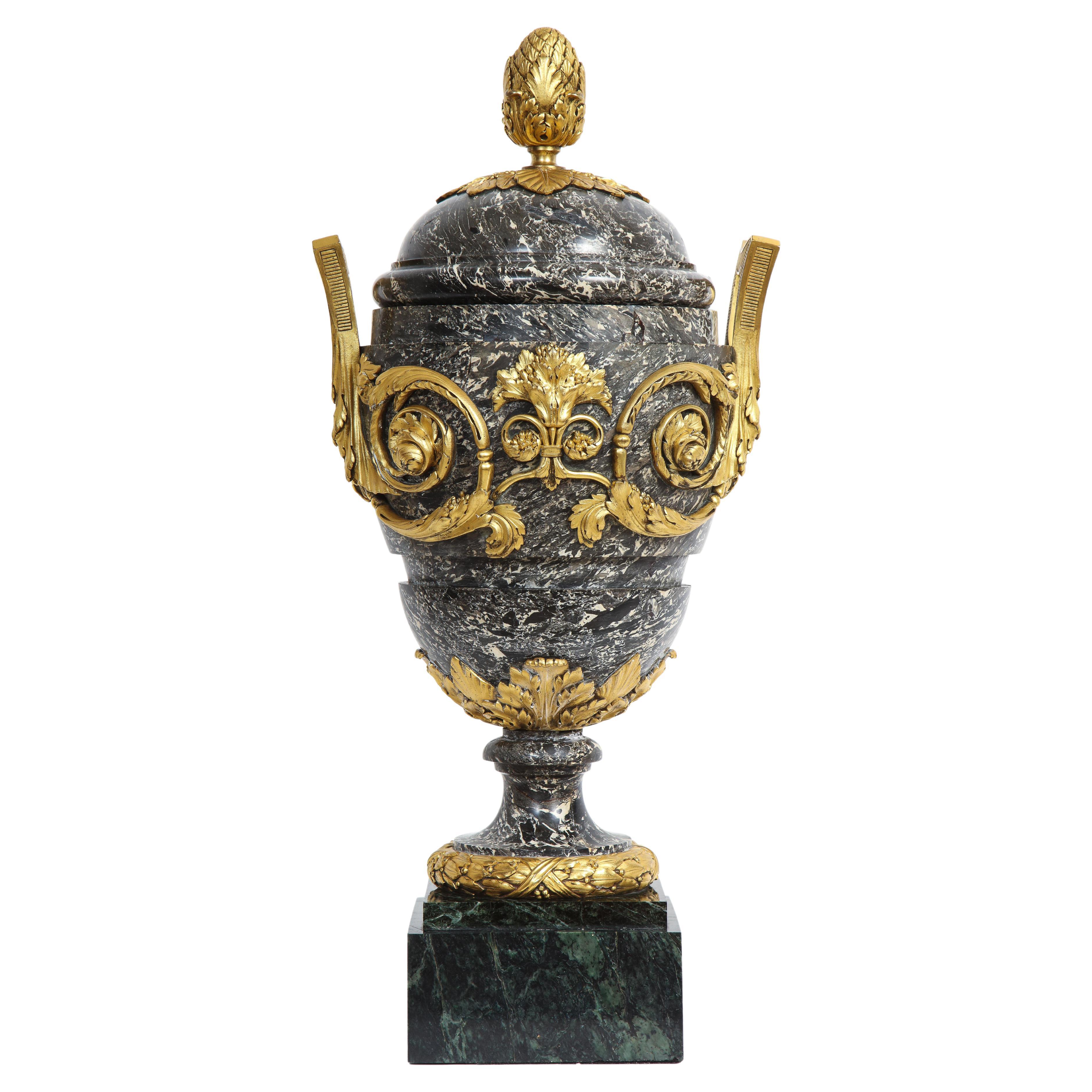 Monumentale urne française du 18/19e siècle recouverte de marbre gris monté en bronze doré avec poignées