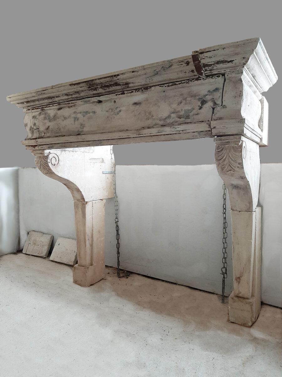 Un monumentale camino francese del XVIII secolo ornato da intricati motivi a volute e foglie. Questo splendido caminetto presenta vecchi resti di pittura. 

Dimensioni: H. 198 x L x P 130 cm
Dimensioni interne: H. H. 150 x L. 150 cm 




