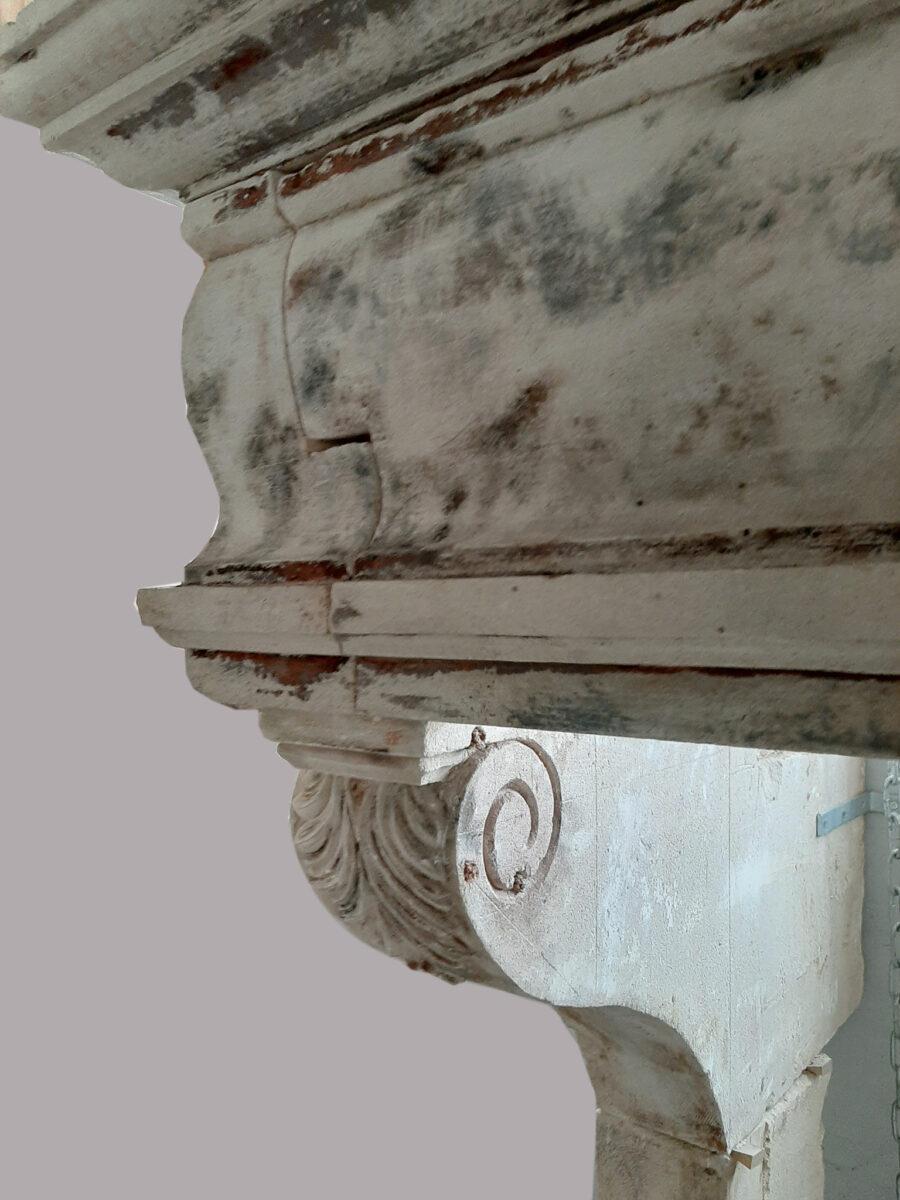 Fino al XVIII secolo Un monumentale camino francese del XVIII secolo in vendita