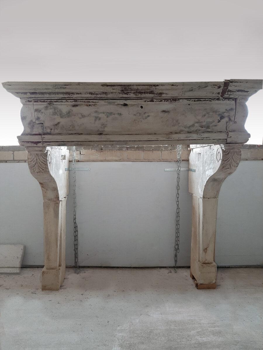 Calcare Un monumentale camino francese del XVIII secolo in vendita