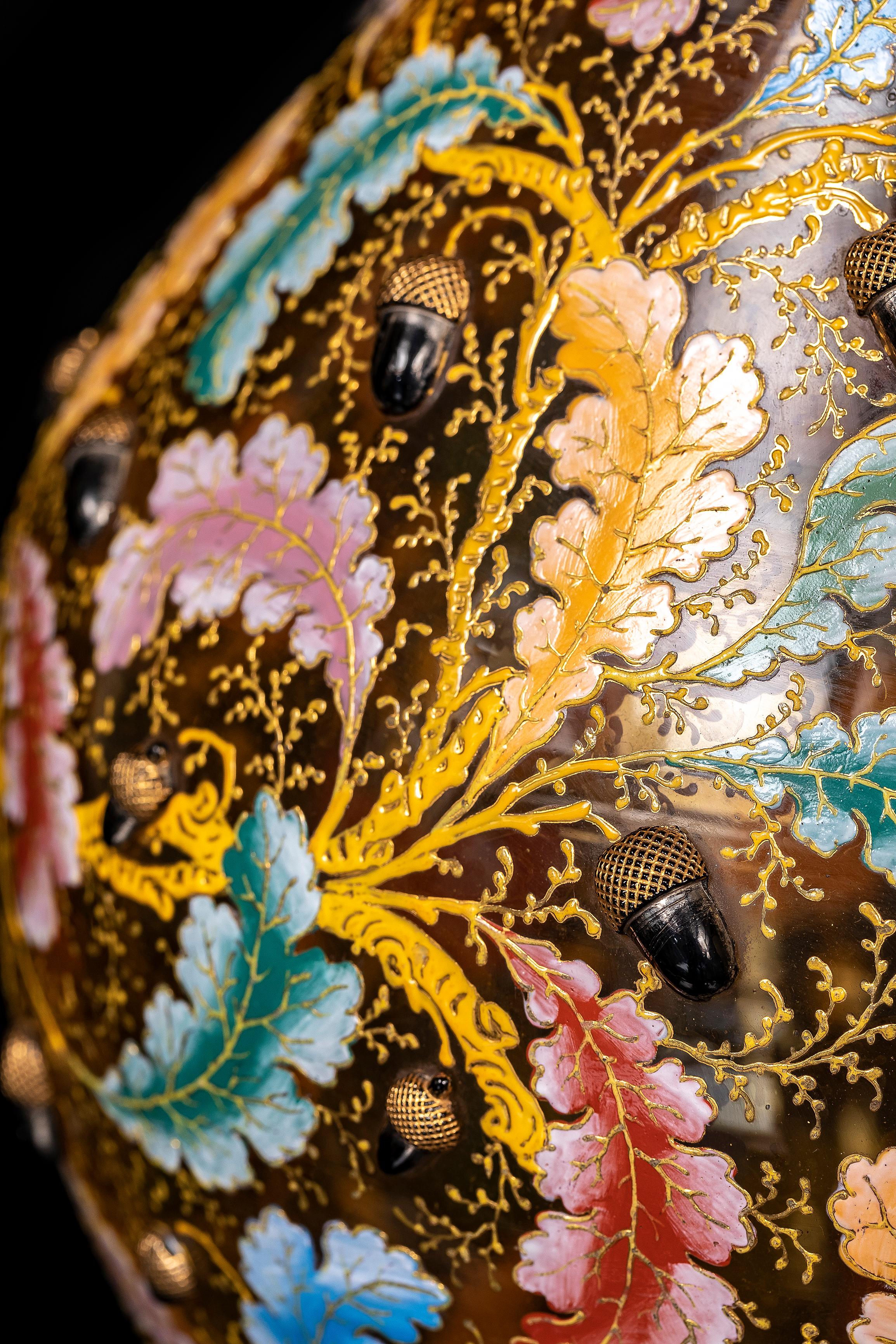 Un monumentale vaso a pappagallo in cristallo giallo dorato e smaltato di Moser del XIX secolo in vendita 2