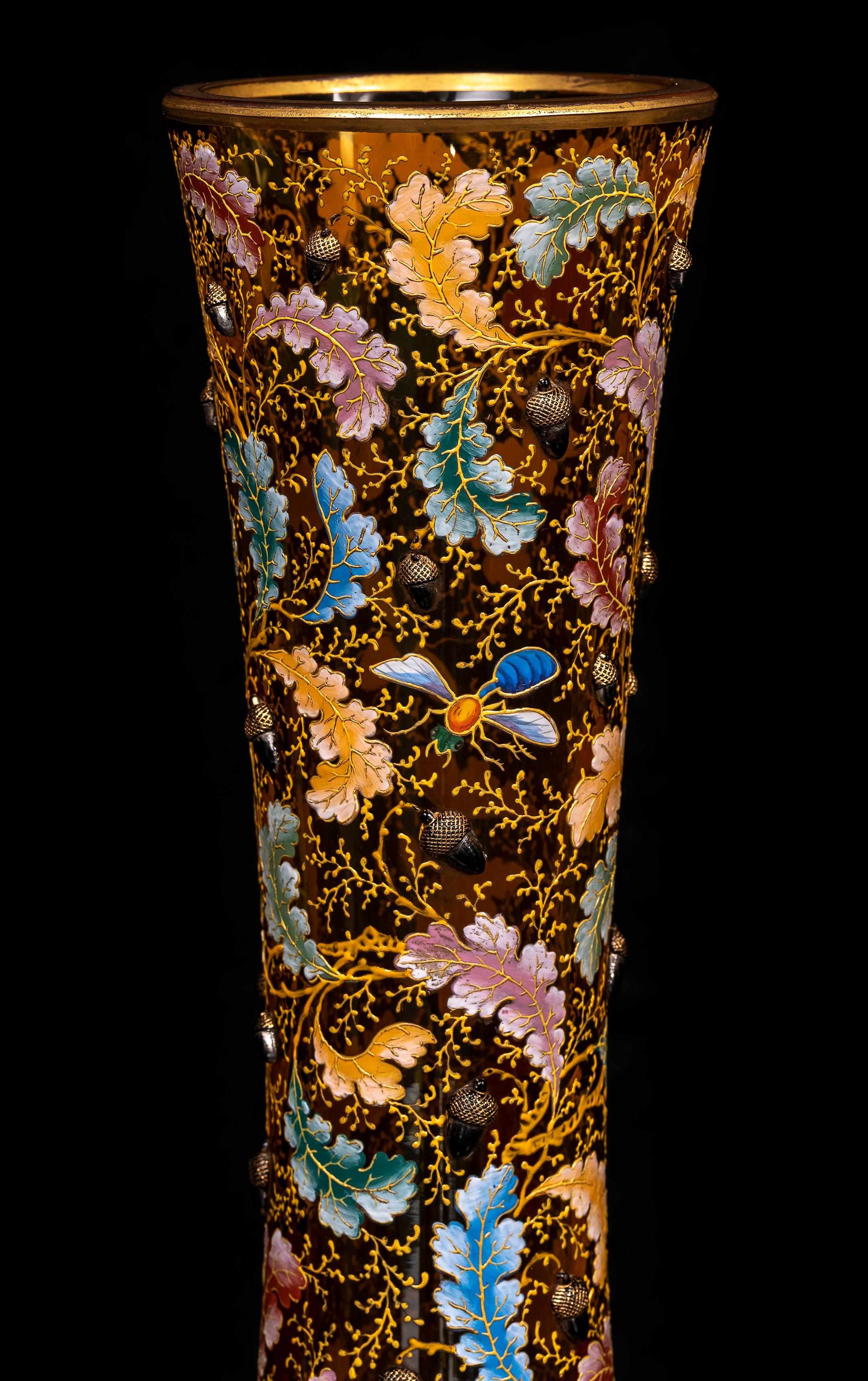 Un monumentale vaso a pappagallo in cristallo giallo dorato e smaltato di Moser del XIX secolo in vendita 5